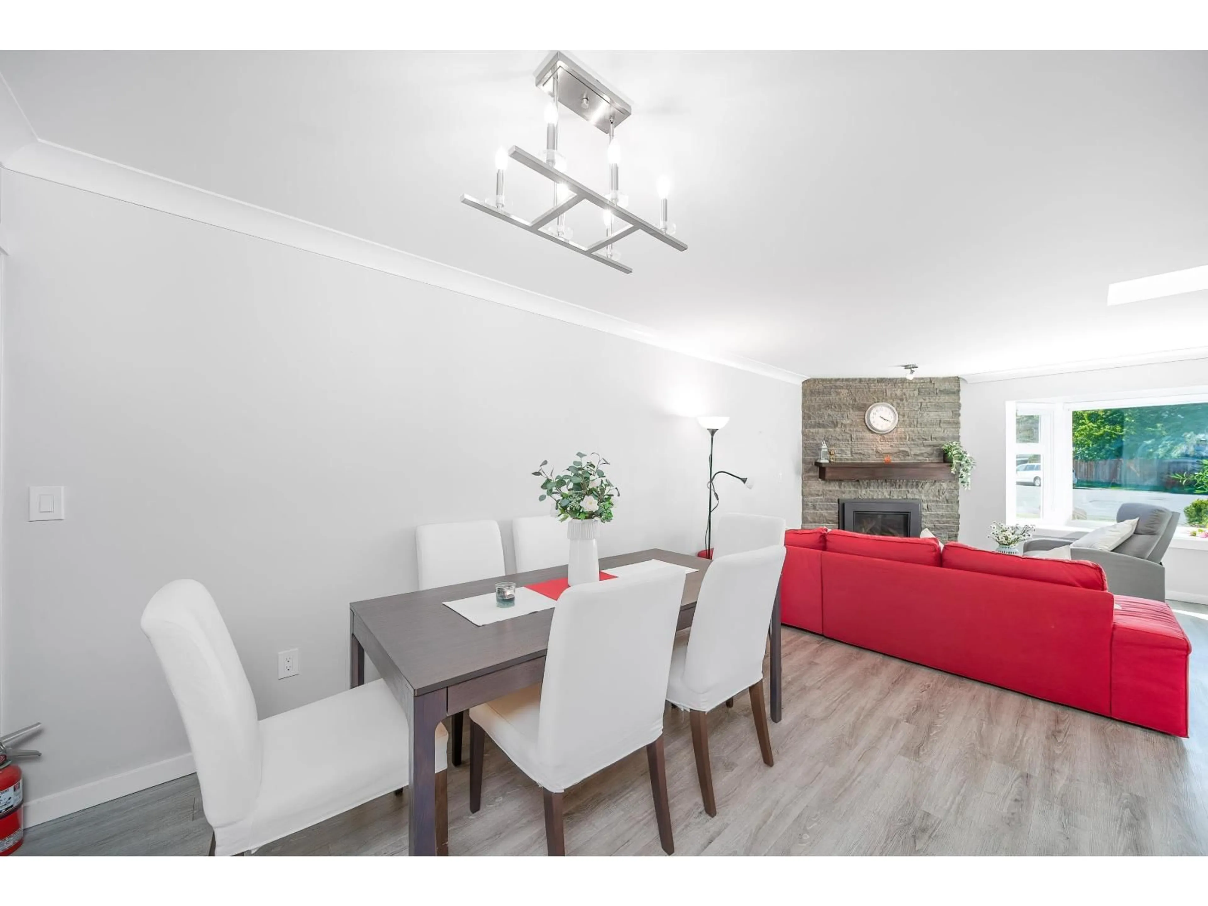 Dining room, wood/laminate floor for 2116 WINSTON, Langley British Columbia V2Y1H5