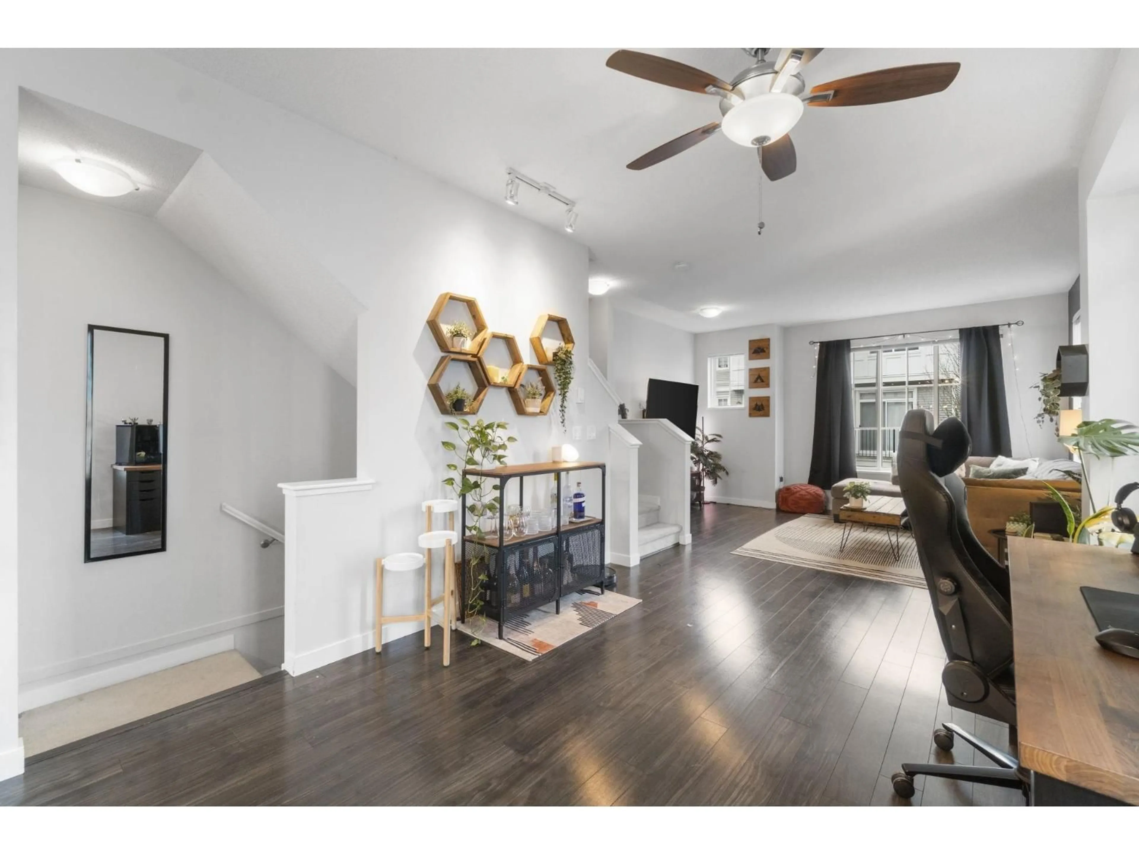 Living room with furniture, wood/laminate floor for 35 - 30989 WESTRIDGE, Abbotsford British Columbia V2T0E7