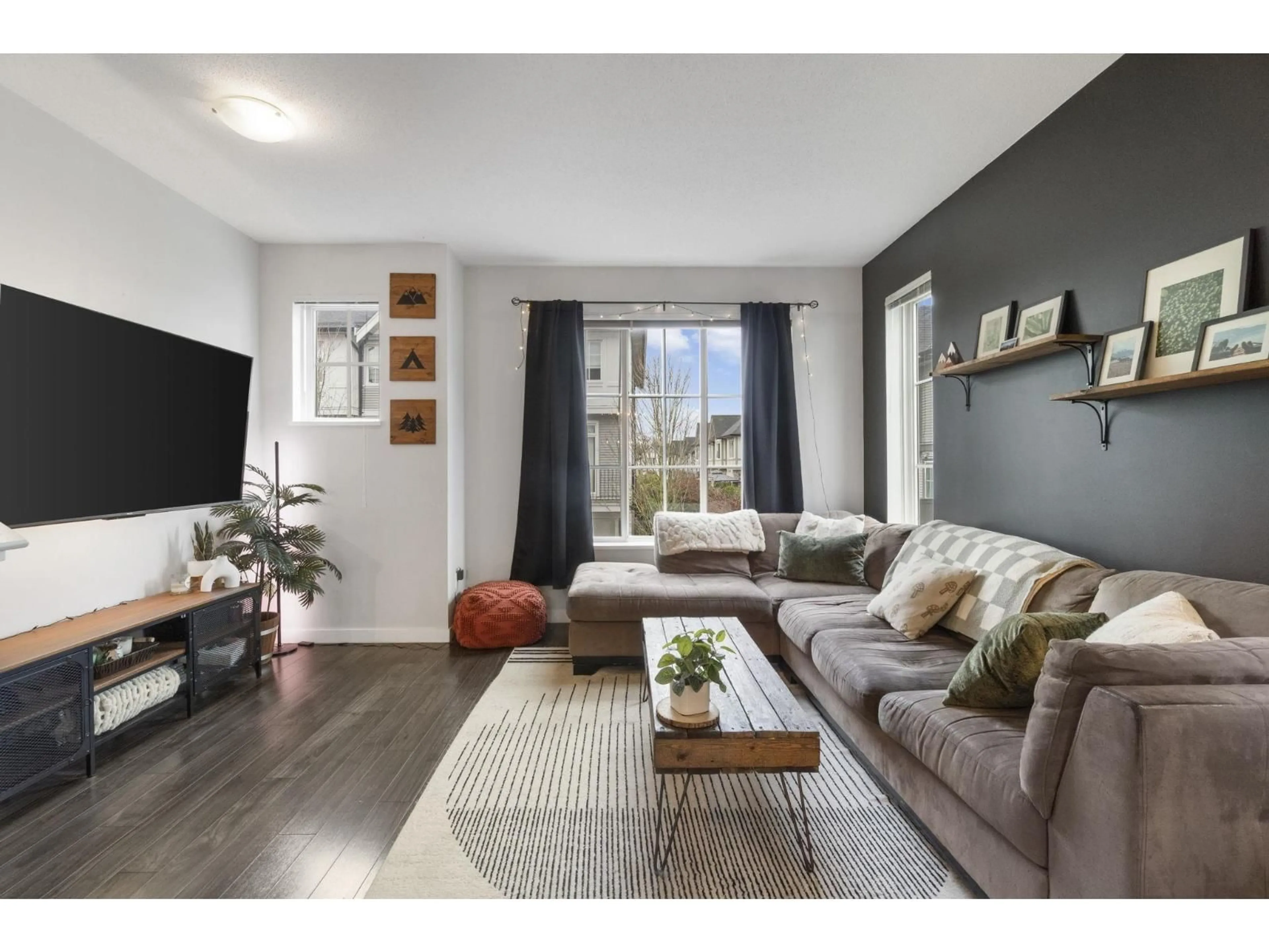 Living room with furniture, wood/laminate floor for 35 - 30989 WESTRIDGE, Abbotsford British Columbia V2T0E7