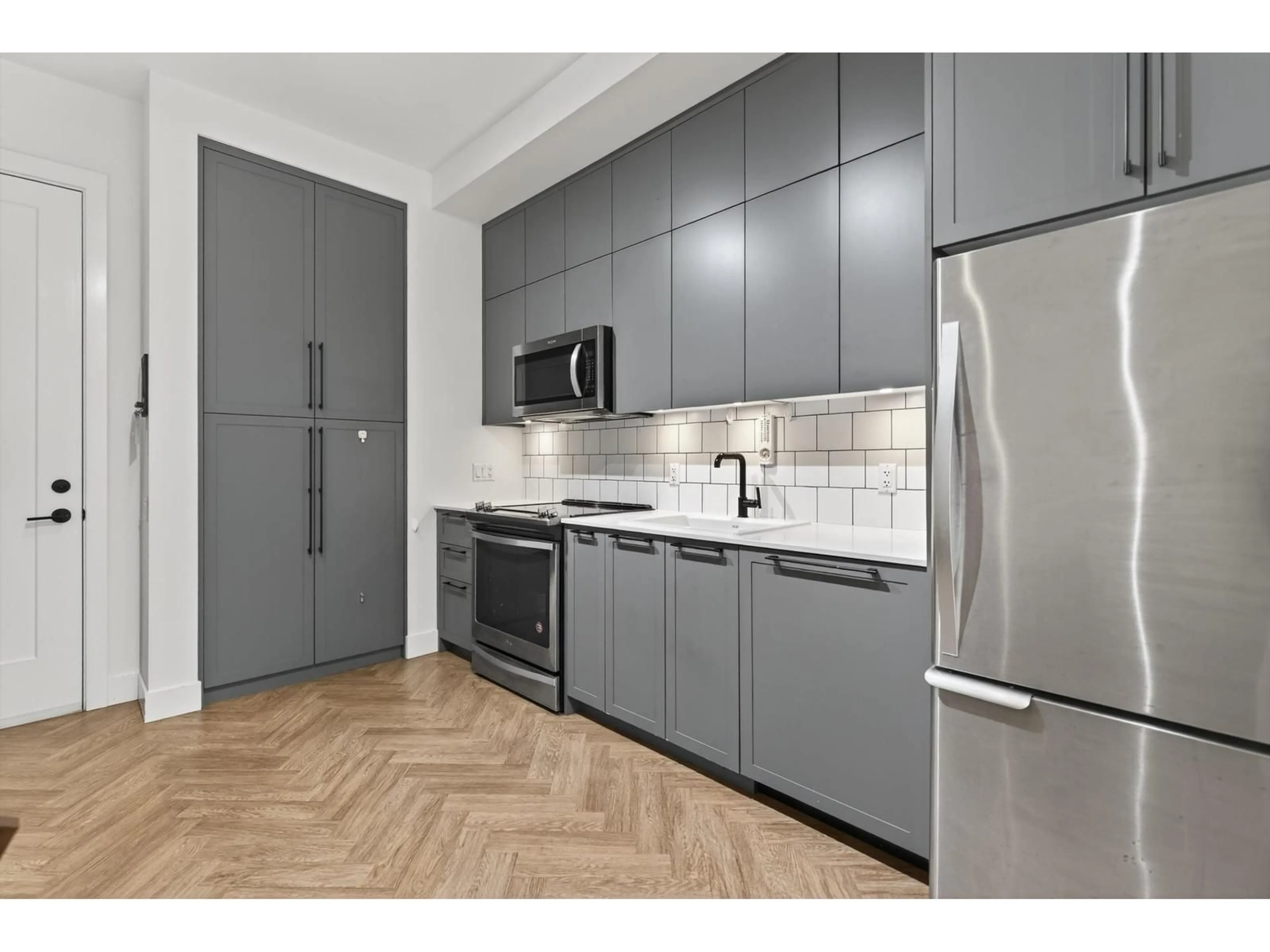 Standard kitchen, unknown for 117 - 14968 101A, Surrey British Columbia V3R0E8