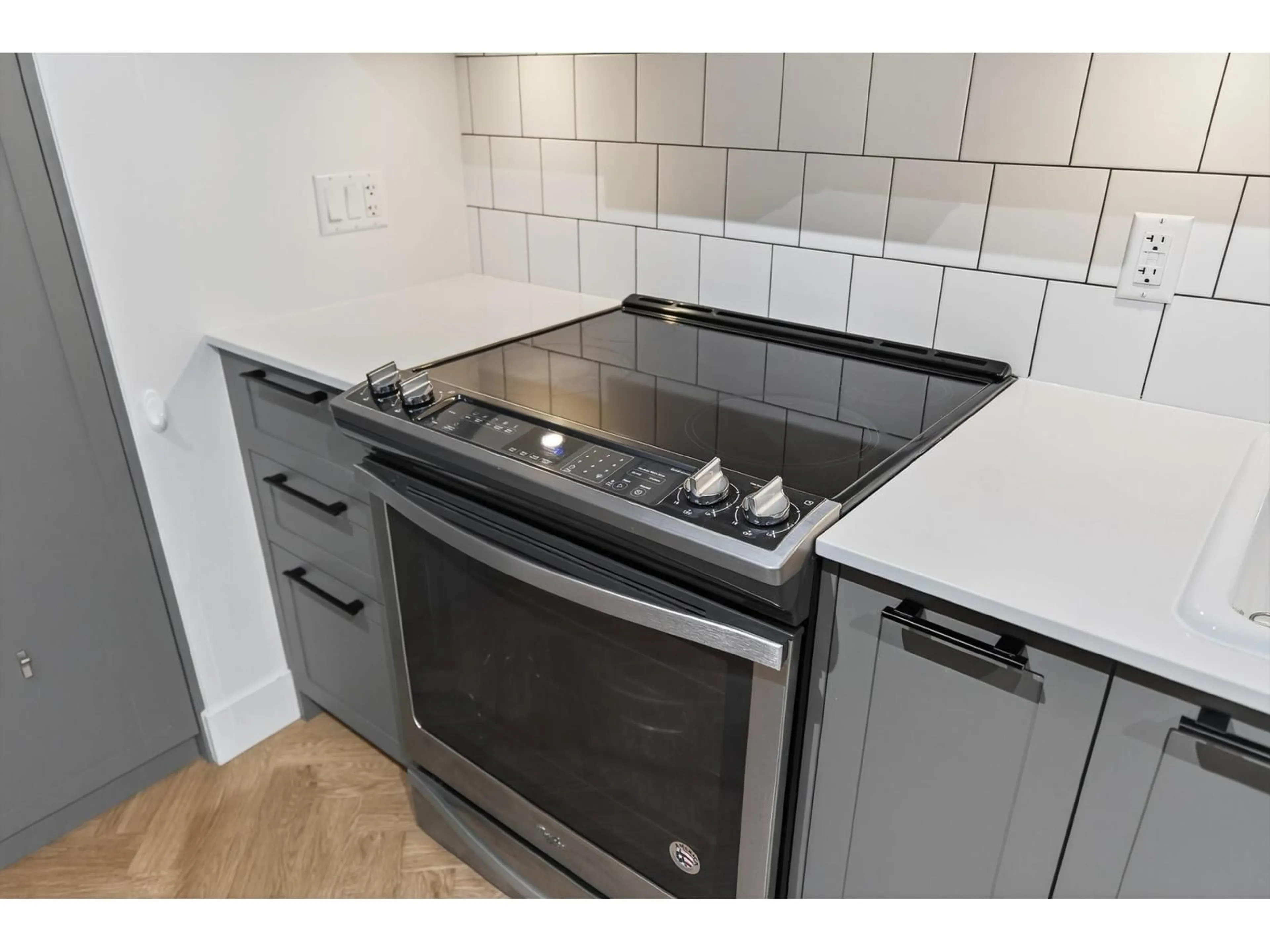 Standard kitchen, ceramic/tile floor for 117 - 14968 101A, Surrey British Columbia V3R0E8