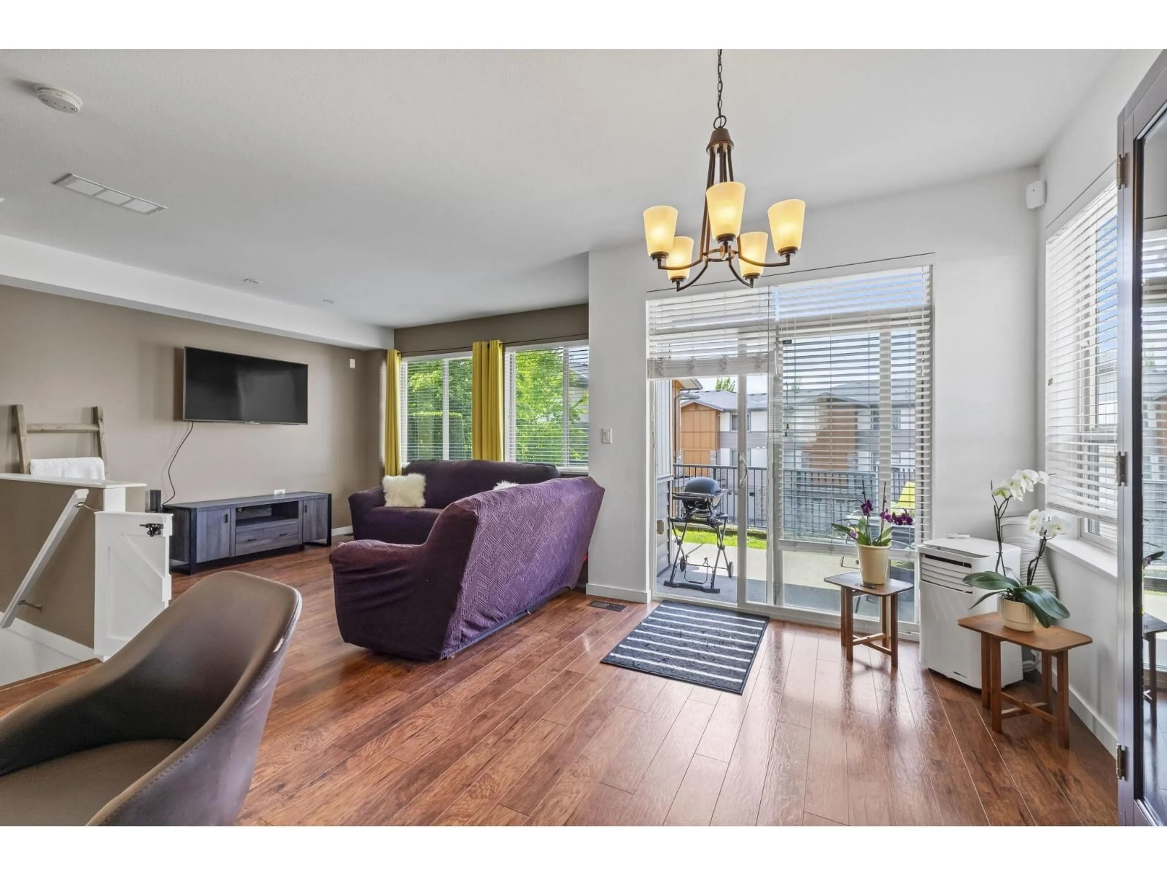 Living room with furniture, wood/laminate floor for 55 - 34248 KING, Abbotsford British Columbia V2S0B1