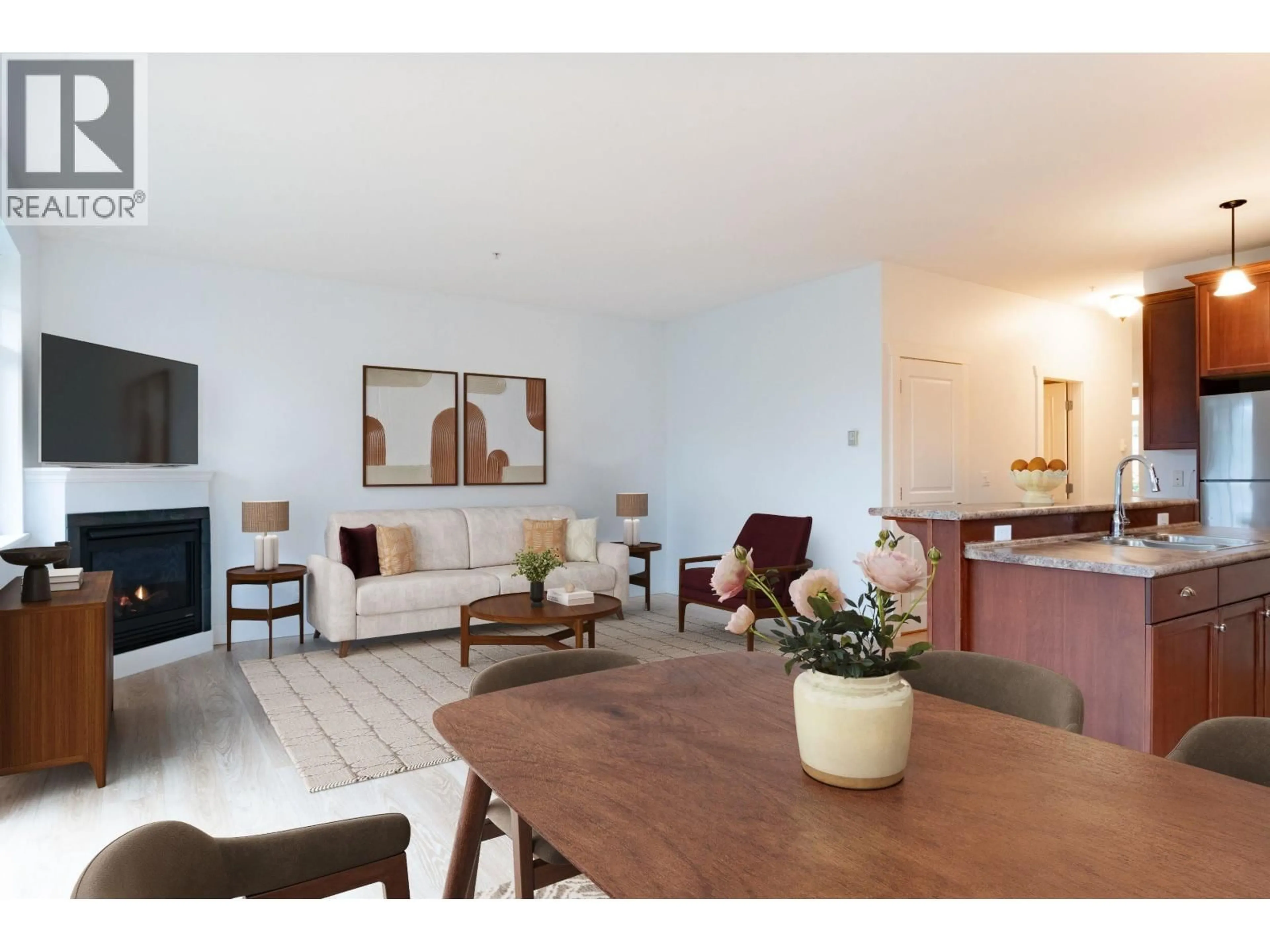 Living room with furniture, unknown for 3 - 811 NORTH ROAD, Gibsons British Columbia V0N1V9