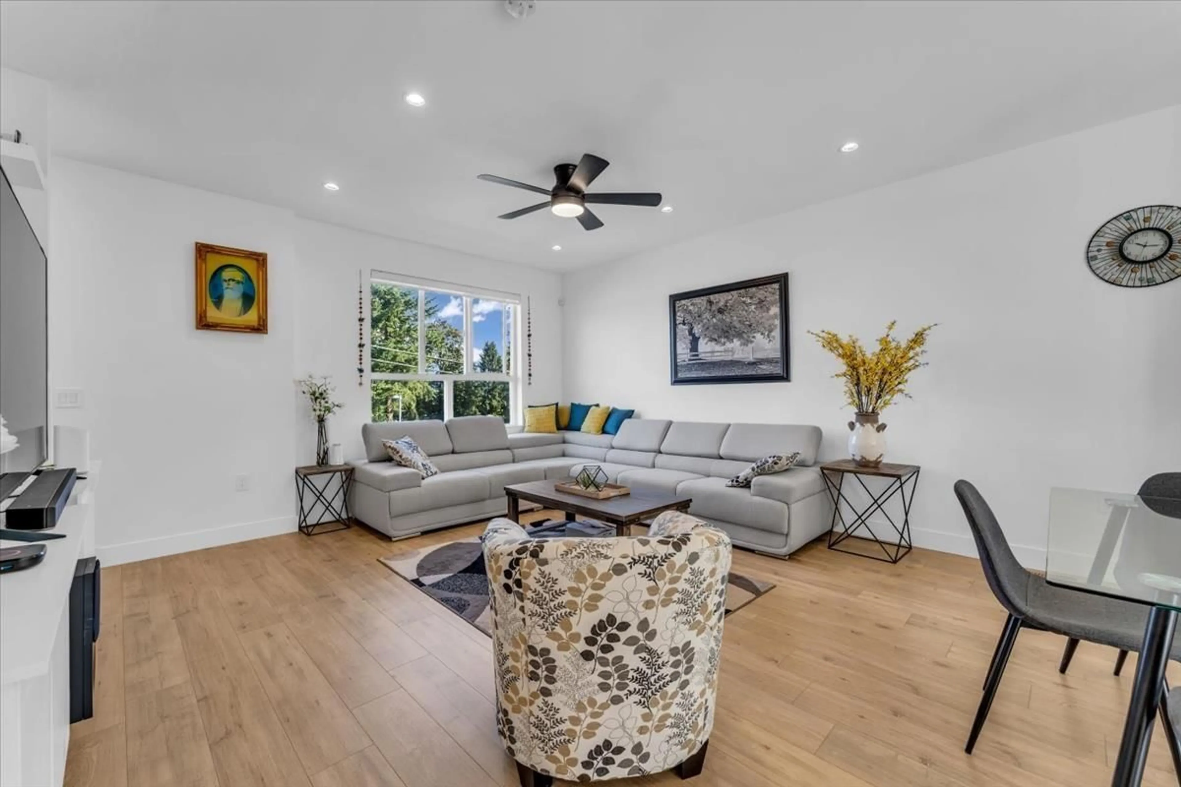 Living room with furniture, unknown for 38 - 17458 100 AVENUE, Surrey British Columbia V4N4L4