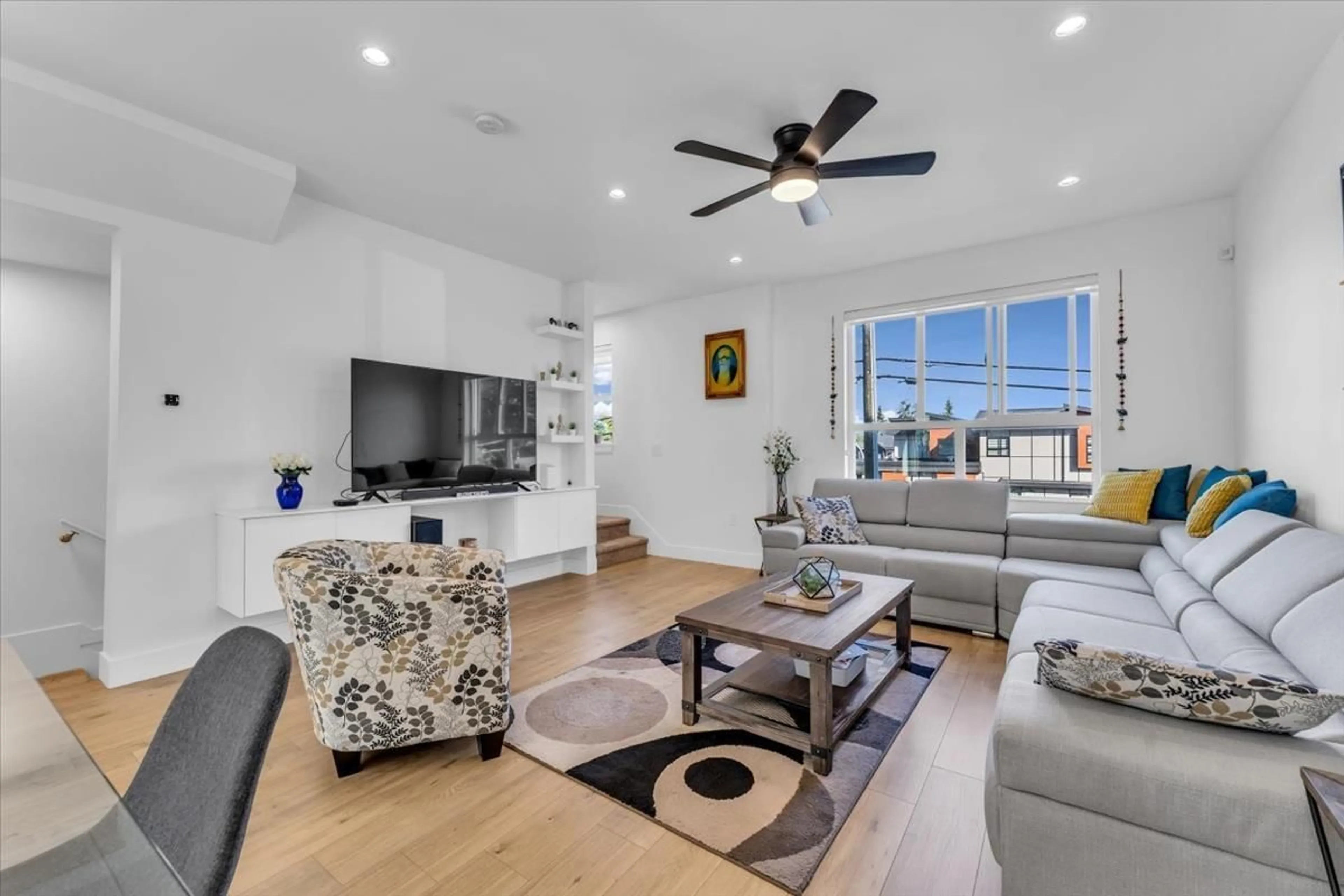 Living room with furniture, unknown for 38 - 17458 100 AVENUE, Surrey British Columbia V4N4L4