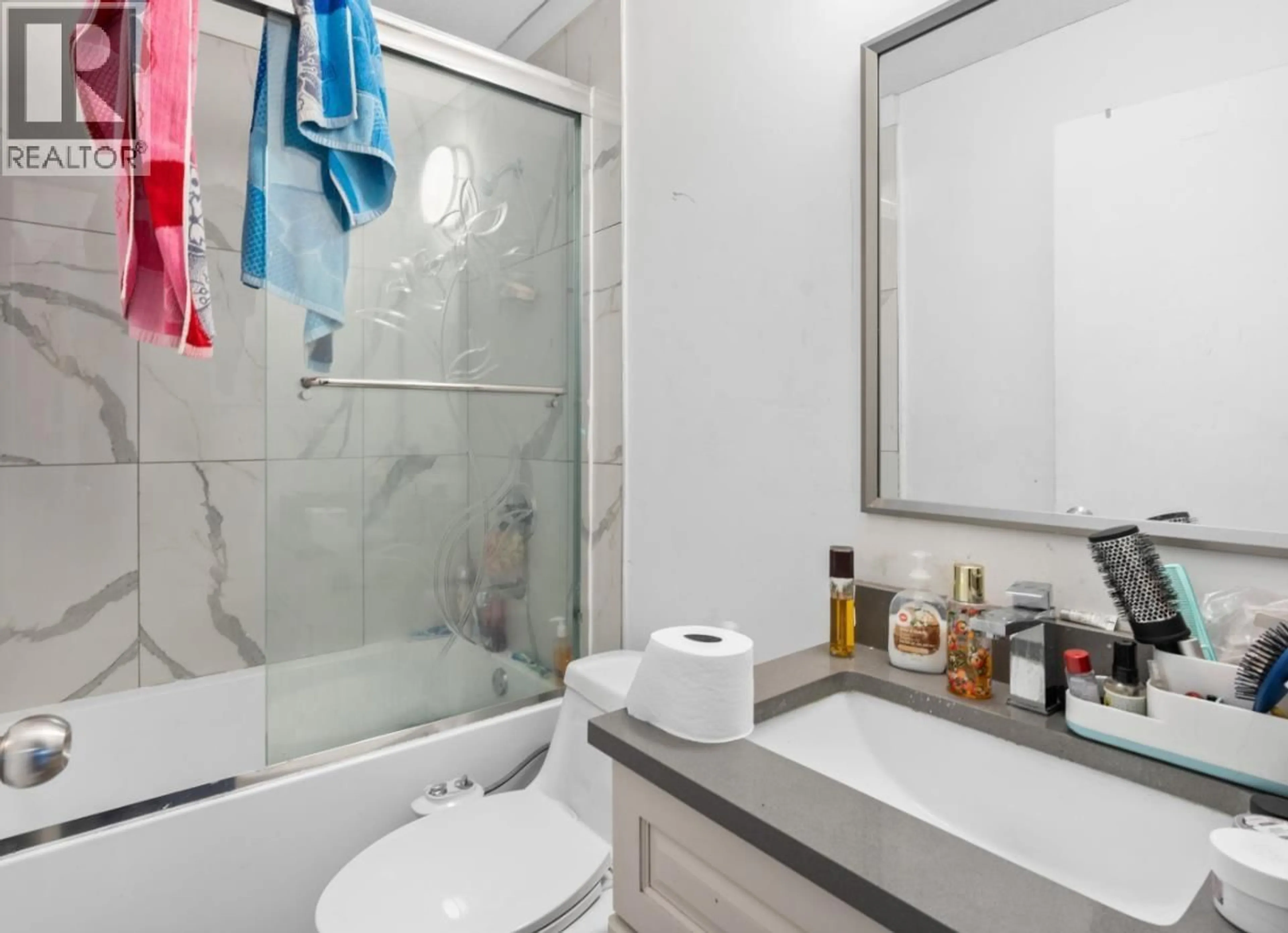 Standard bathroom, ceramic/tile floor for 886 56TH AVENUE, Vancouver British Columbia V5X1S2