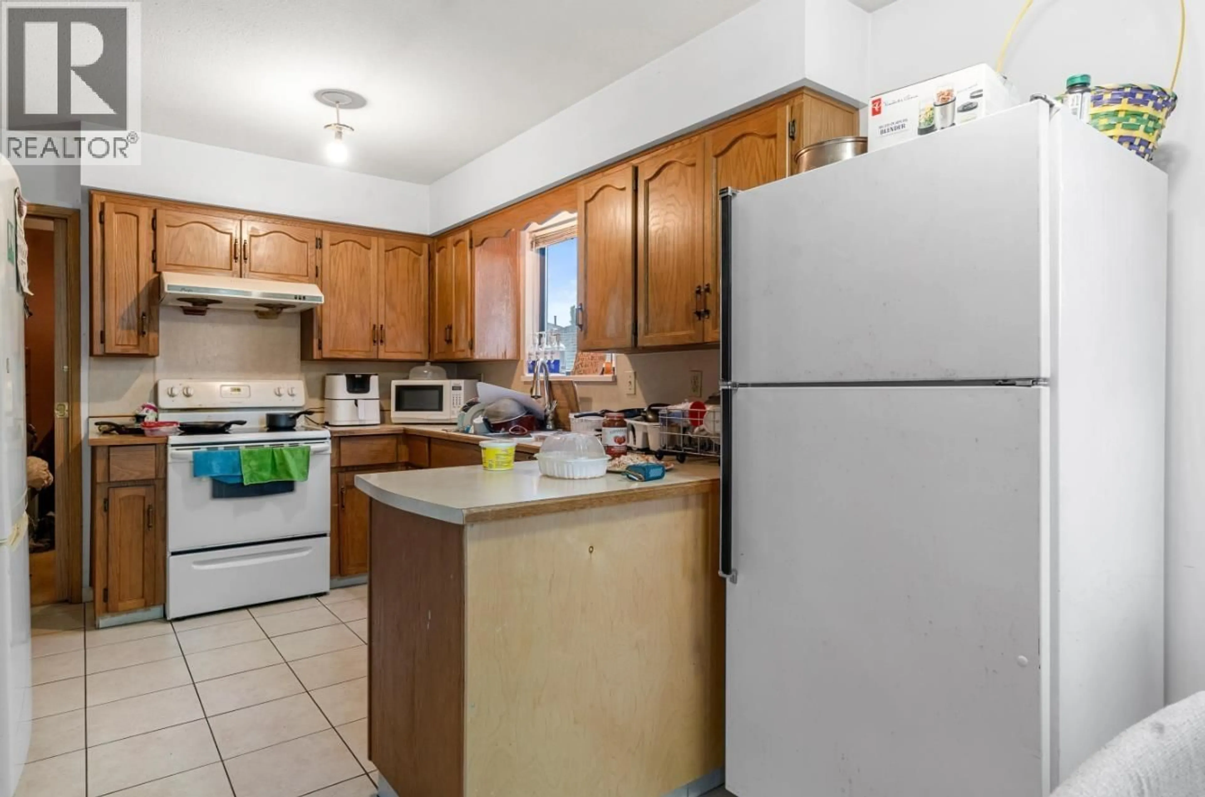 Standard kitchen, unknown for 886 56TH AVENUE, Vancouver British Columbia V5X1S2
