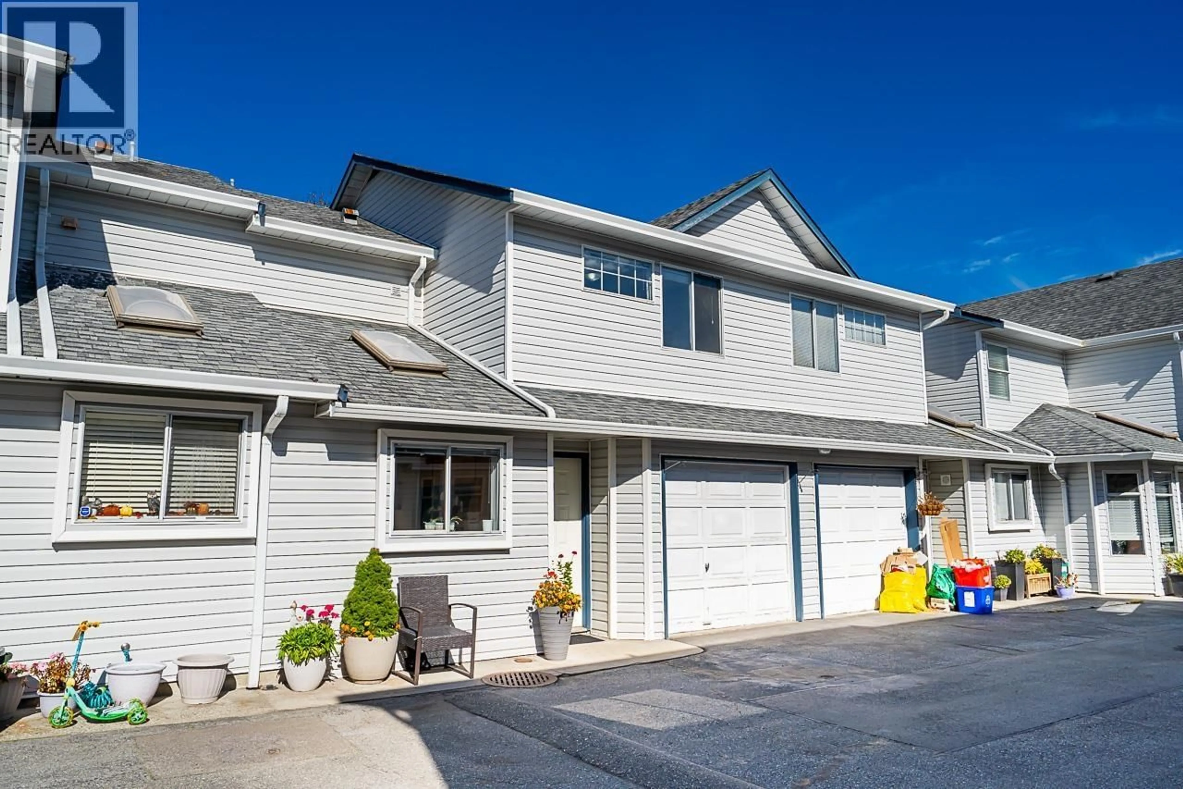 Home with vinyl exterior material, street for 9 - 20625 118 AVENUE, Maple Ridge British Columbia V2X0R1