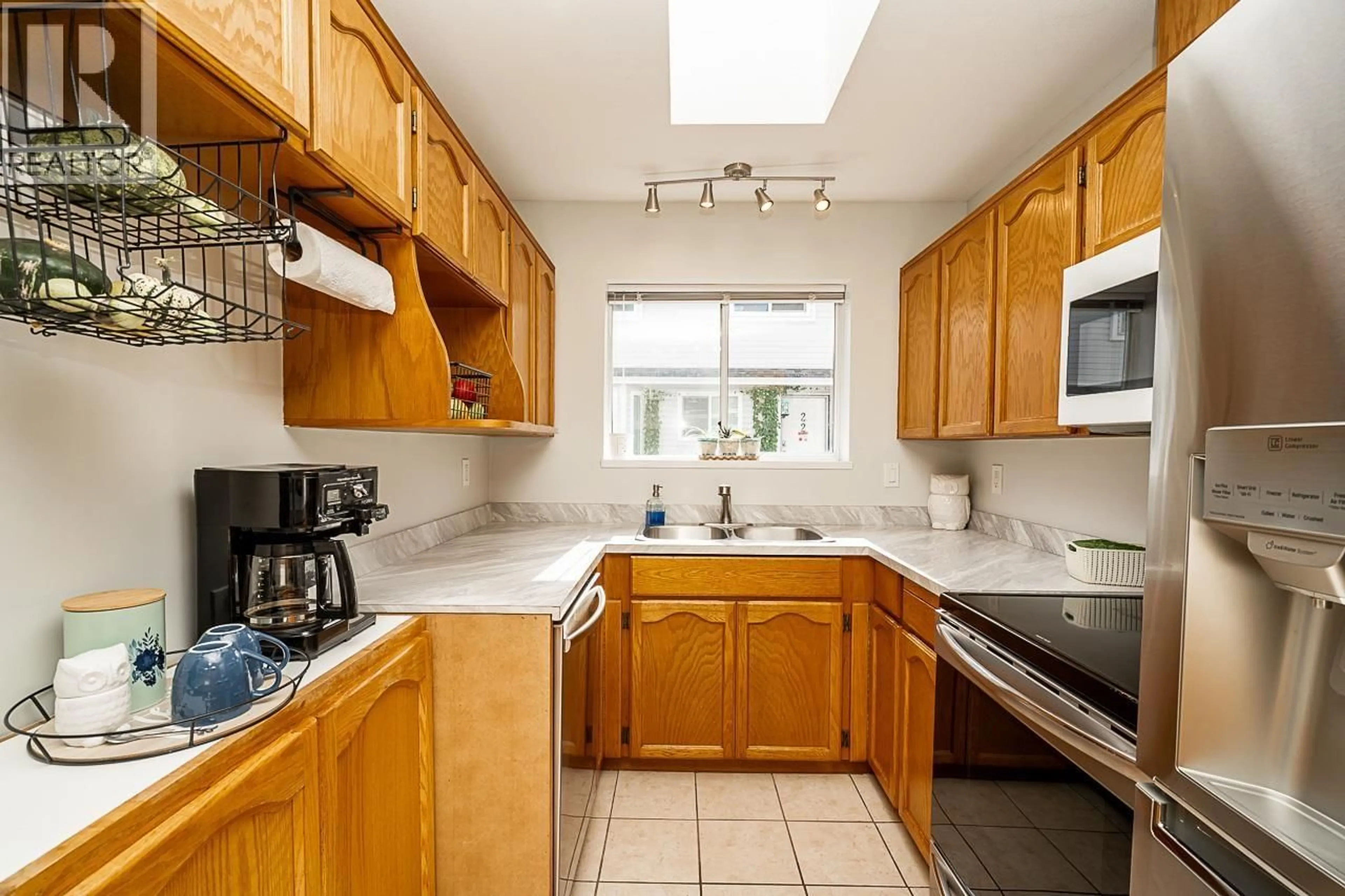Standard kitchen, ceramic/tile floor for 9 - 20625 118 AVENUE, Maple Ridge British Columbia V2X0R1