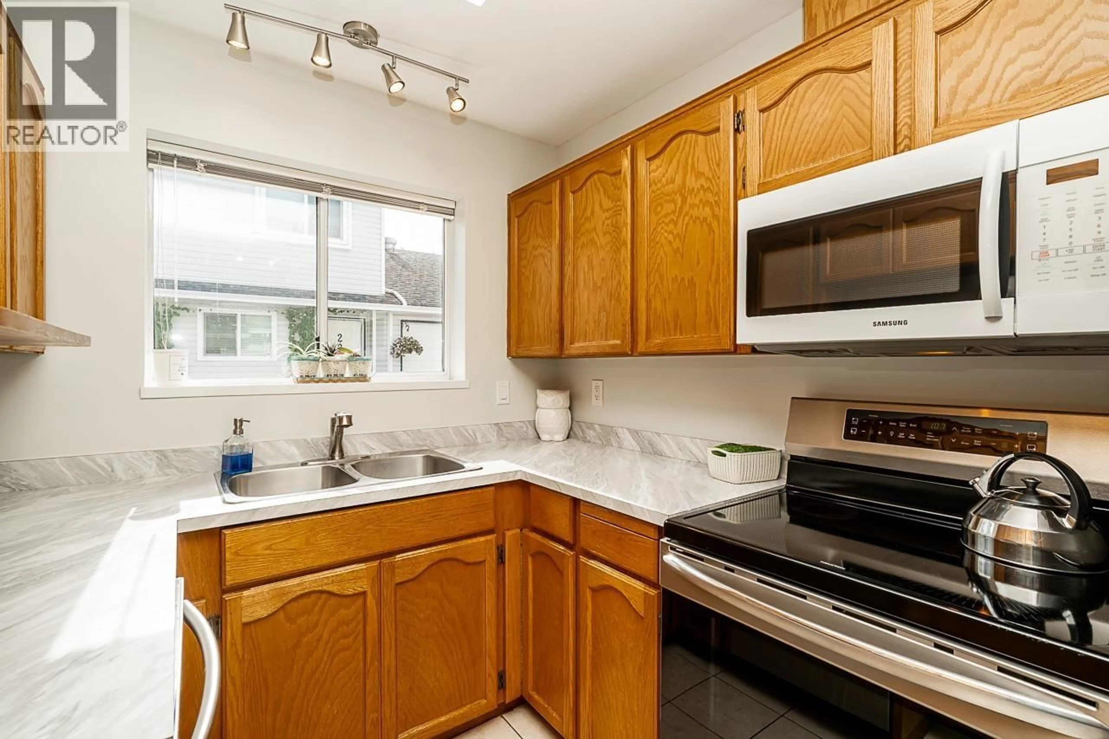 Standard kitchen, unknown for 9 - 20625 118 AVENUE, Maple Ridge British Columbia V2X0R1