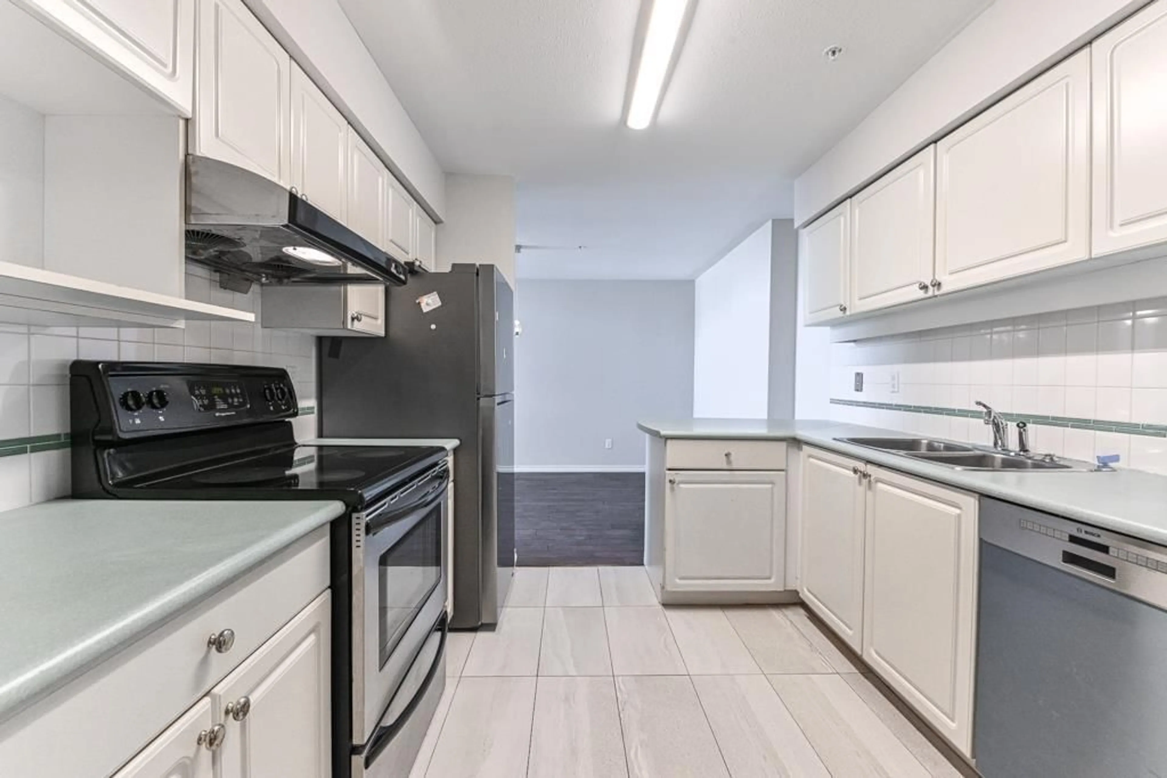 Standard kitchen, unknown for 320 - 13911 70, Surrey British Columbia V3W6B4