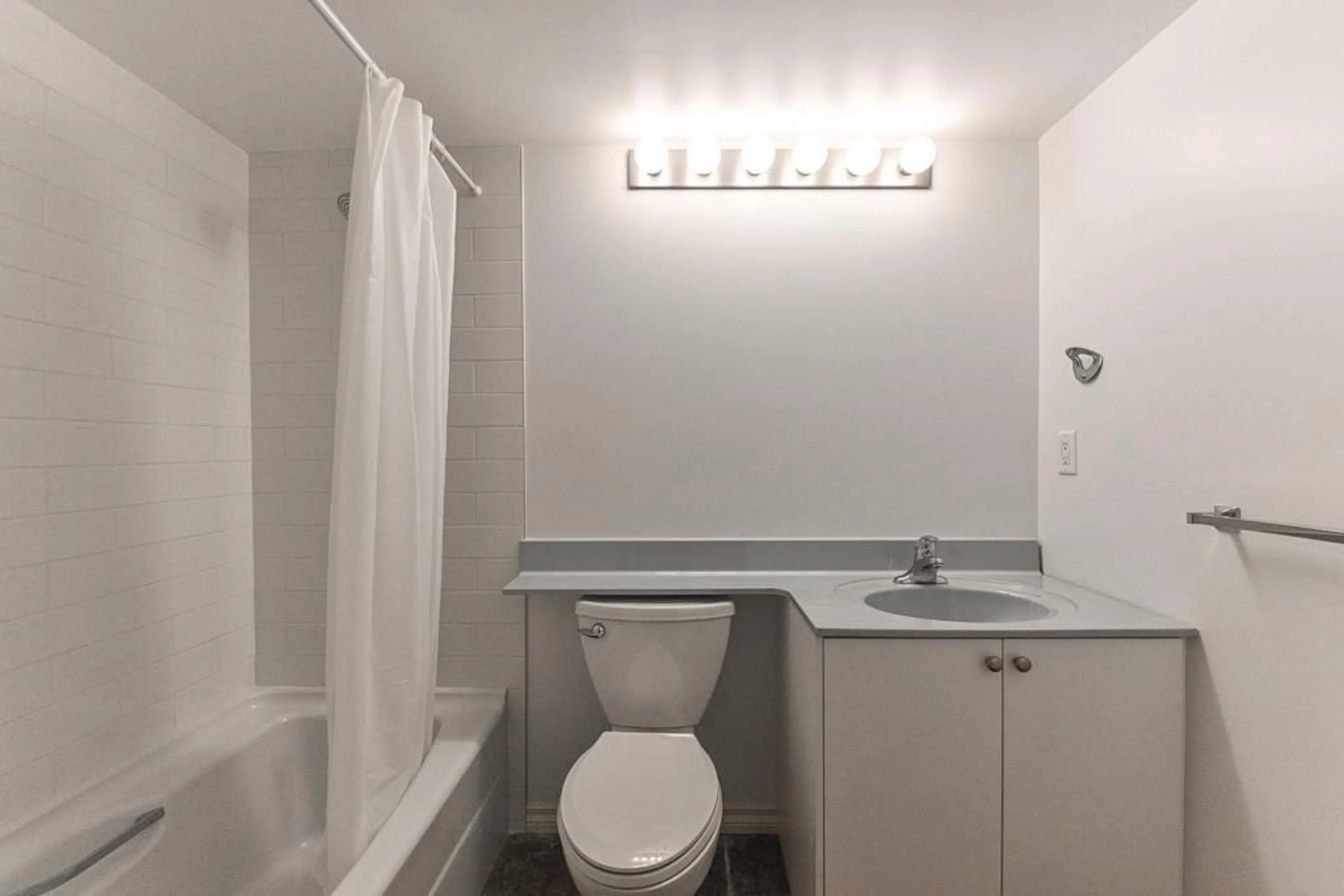 Standard bathroom, unknown for 320 - 13911 70, Surrey British Columbia V3W6B4