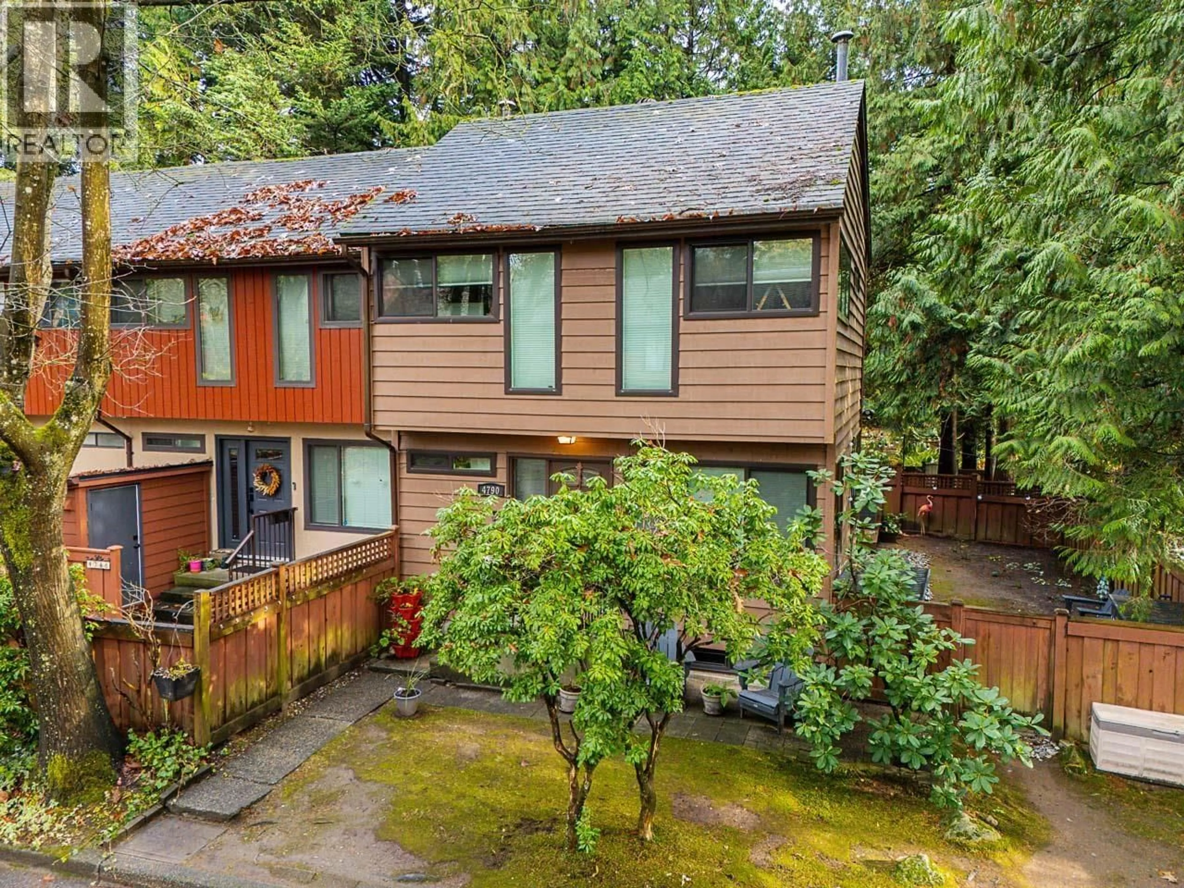 A pic from outside/outdoor area/front of a property/back of a property/a pic from drone, forest/trees view for 4790 FERNGLEN PLACE, Burnaby British Columbia V5G3W1