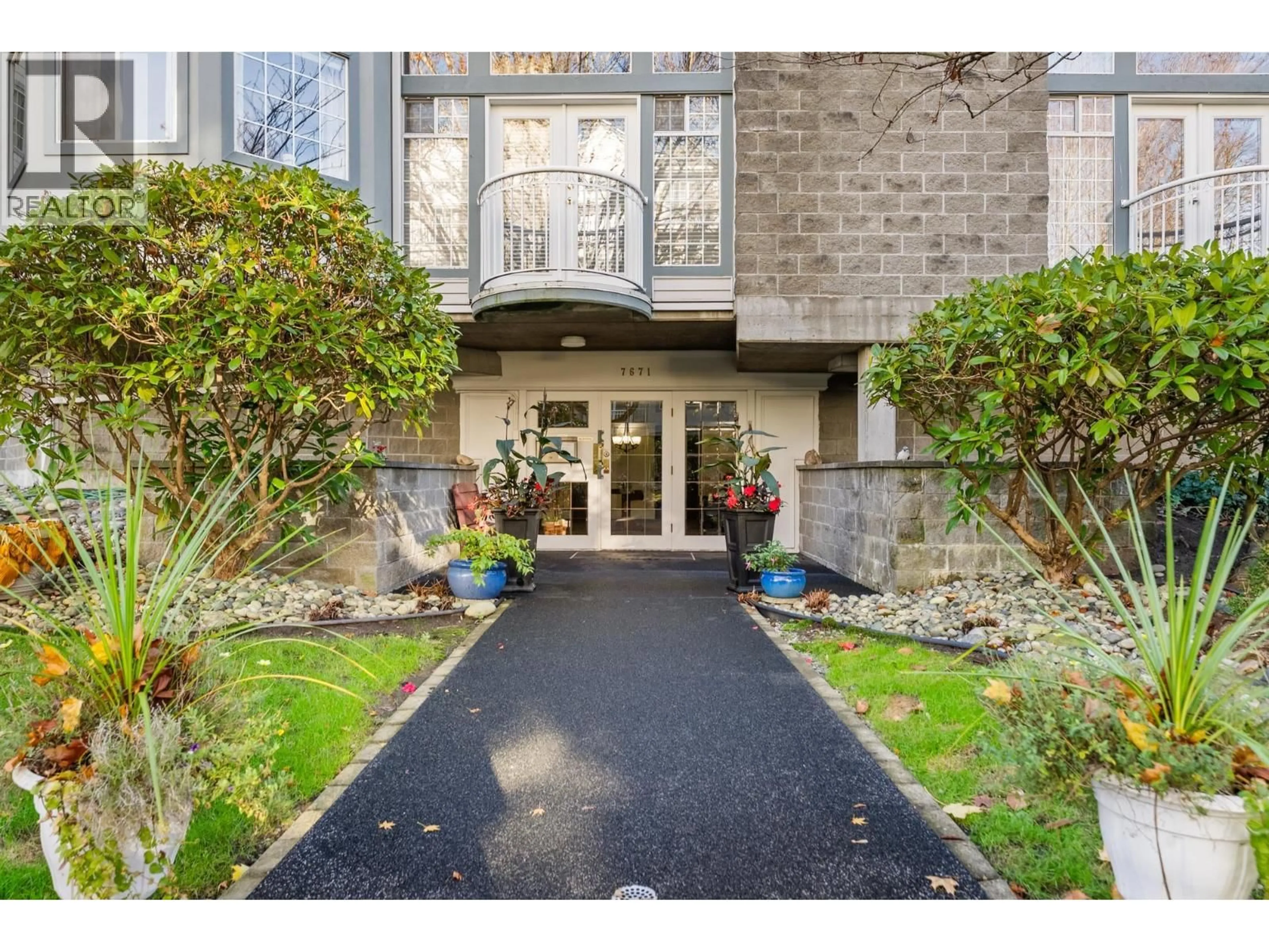 Indoor entryway for 204 - 7671 ABERCROMBIE DRIVE, Richmond British Columbia V6Y3N3