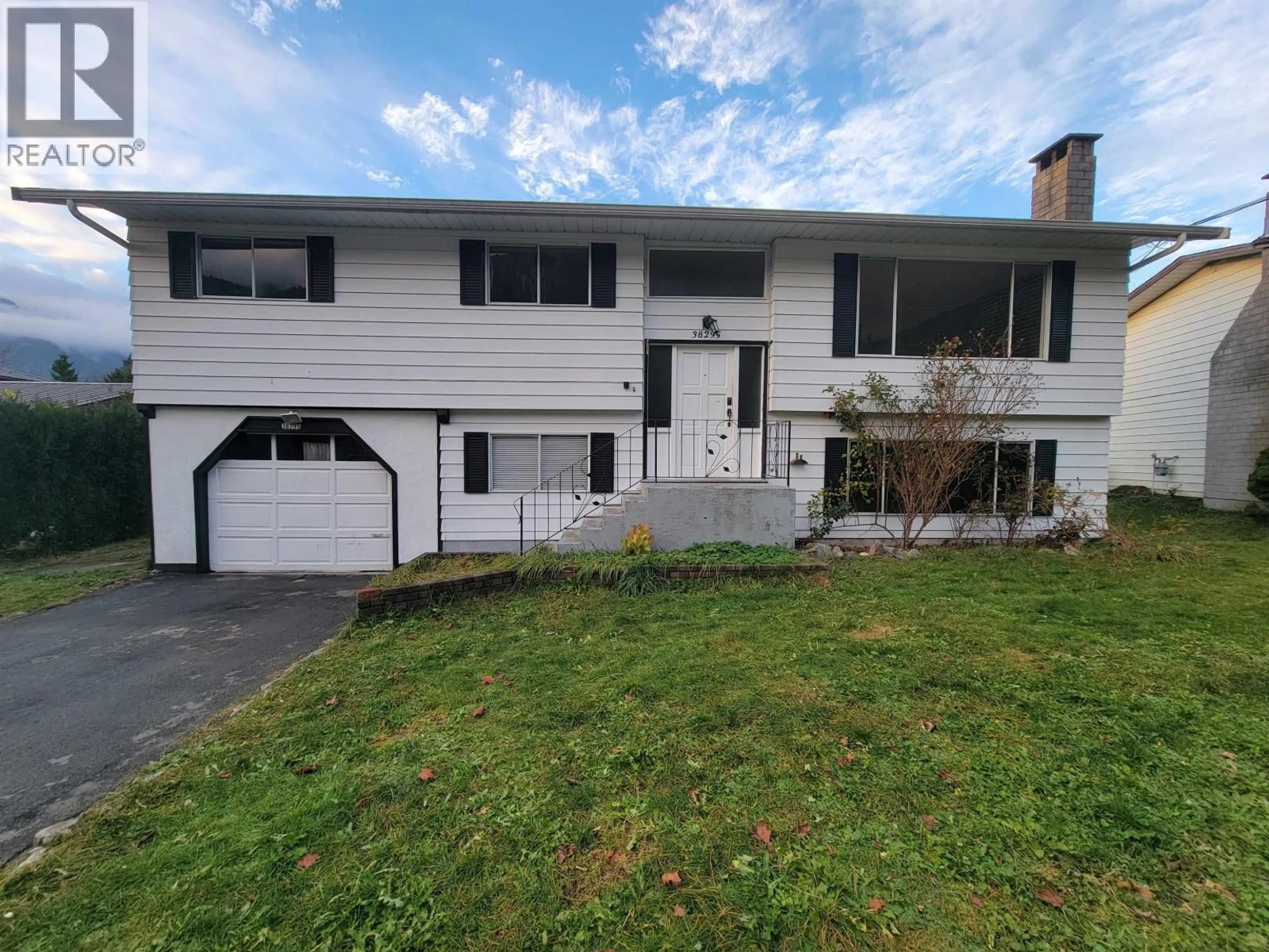 Home with vinyl exterior material, street for 38295 CHESTNUT AVENUE, Squamish British Columbia V8B0W7