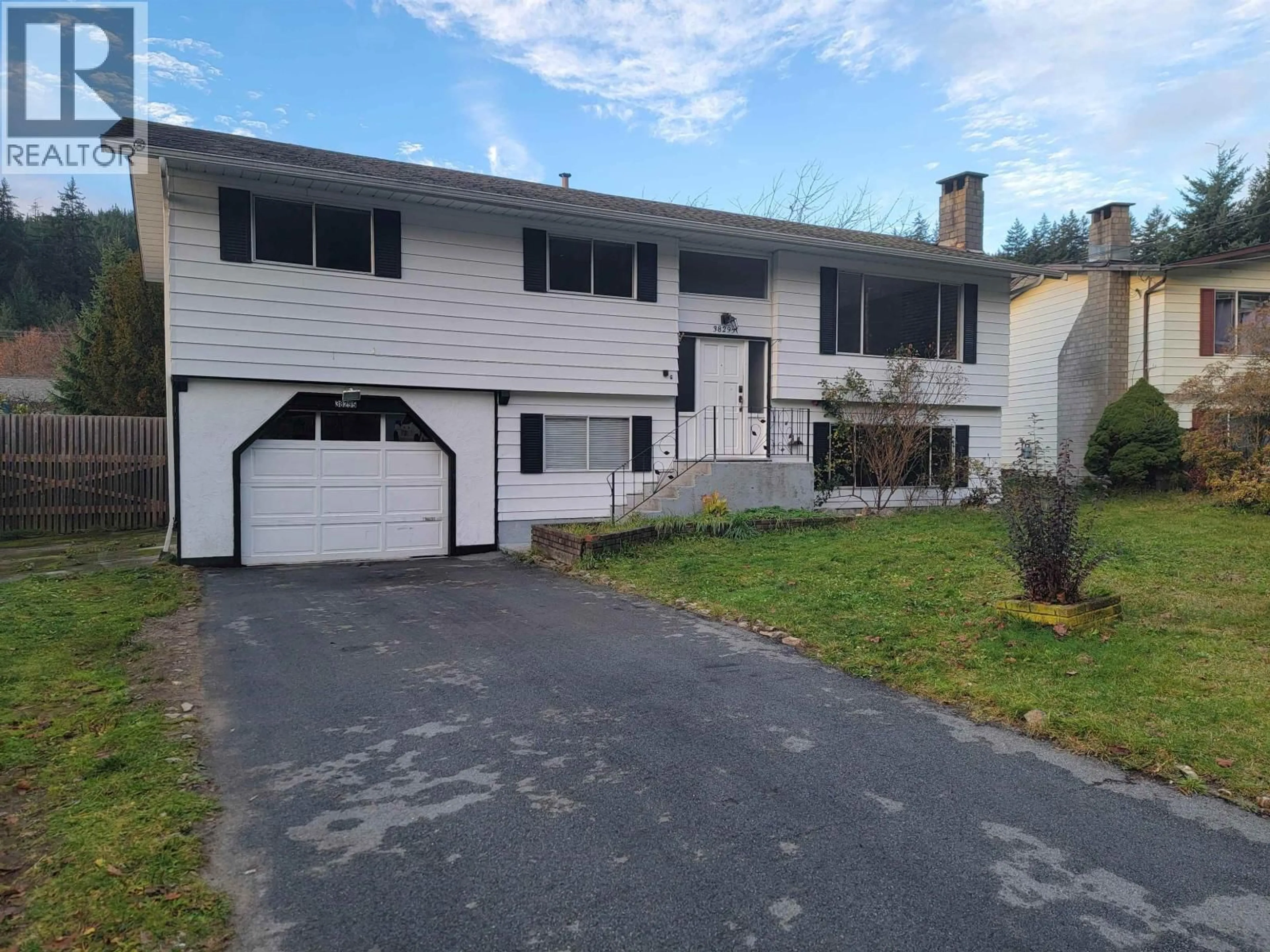 Home with vinyl exterior material, street for 38295 CHESTNUT AVENUE, Squamish British Columbia V8B0W7