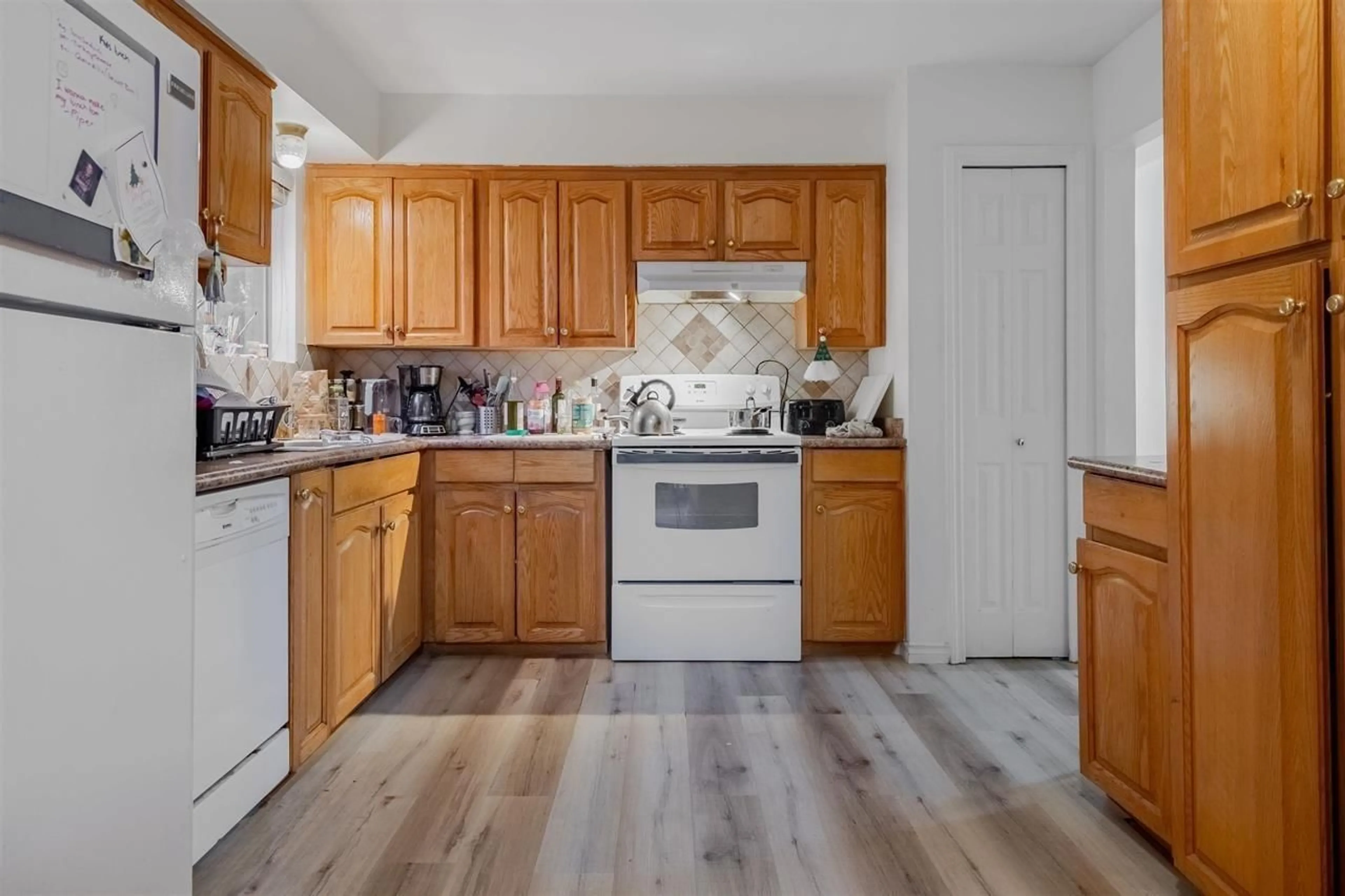 Standard kitchen, unknown for 11084 148 STREET, Surrey British Columbia V3R3Y8