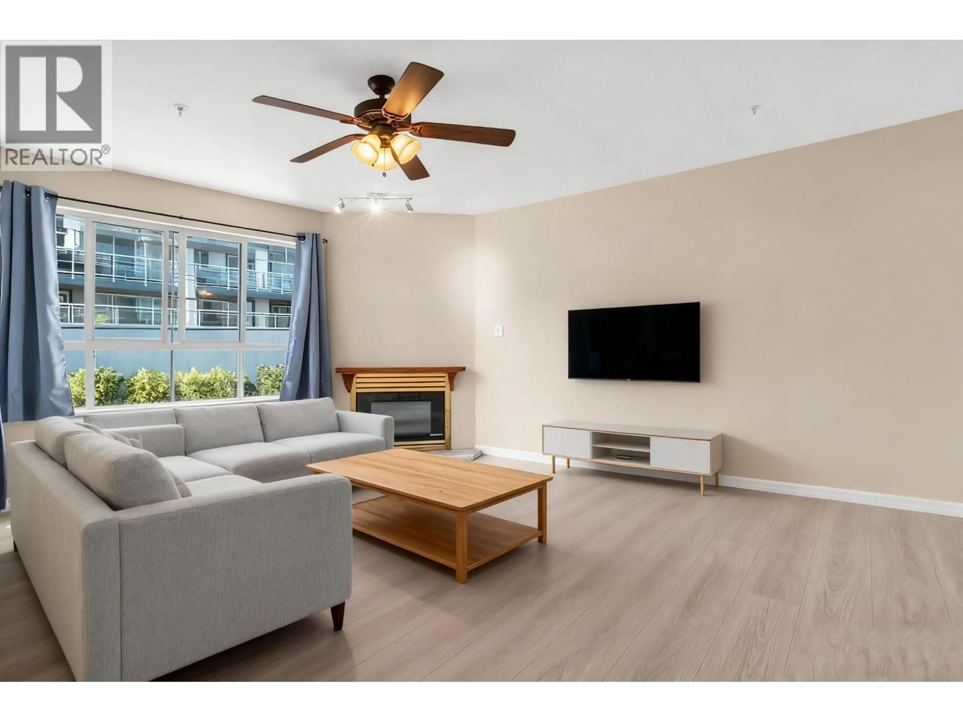 Living room with furniture, wood/laminate floor for 411 - 525 AGNES STREET, New Westminster British Columbia V3L1G2