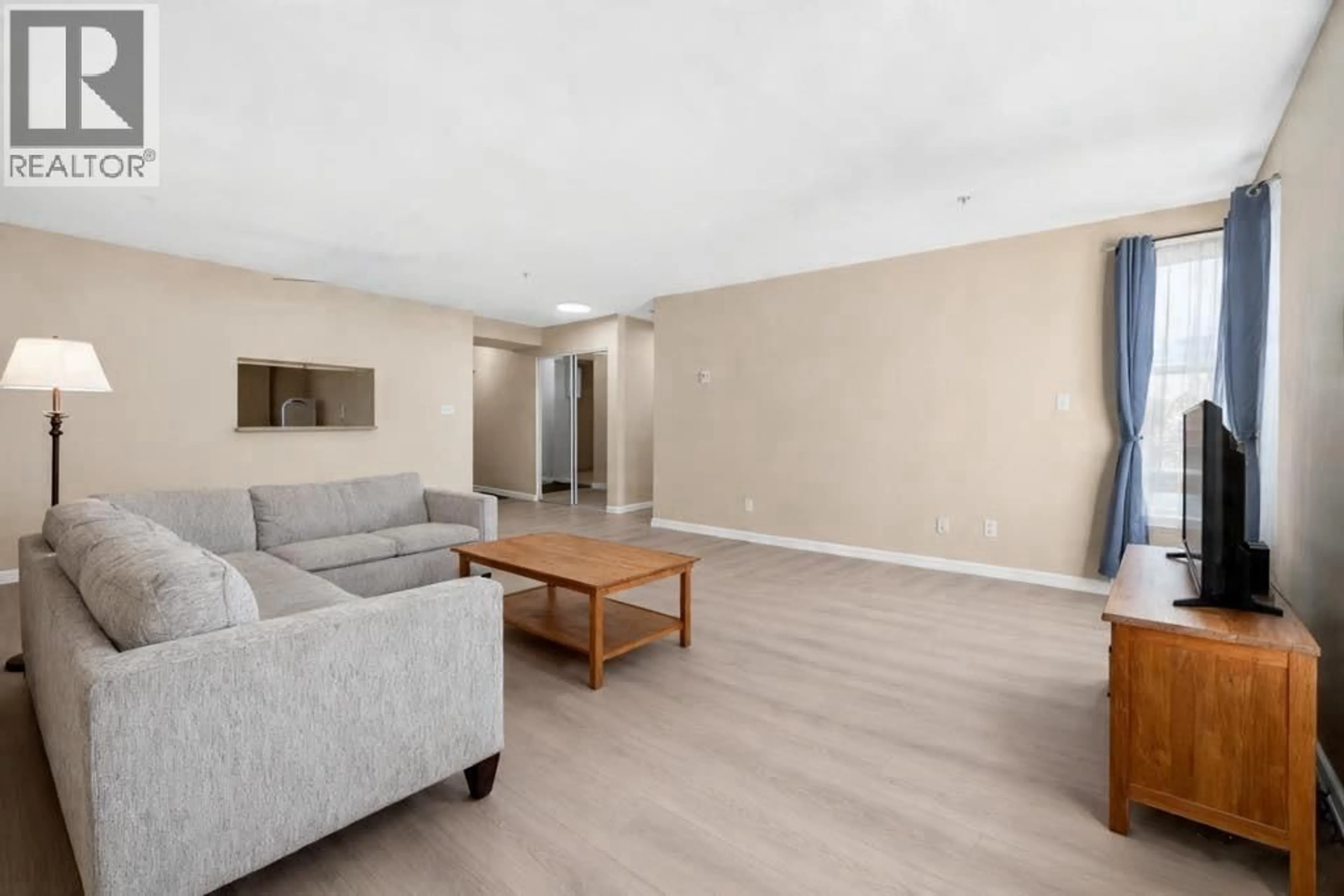 Living room with furniture, wood/laminate floor for 411 - 525 AGNES STREET, New Westminster British Columbia V3L1G2