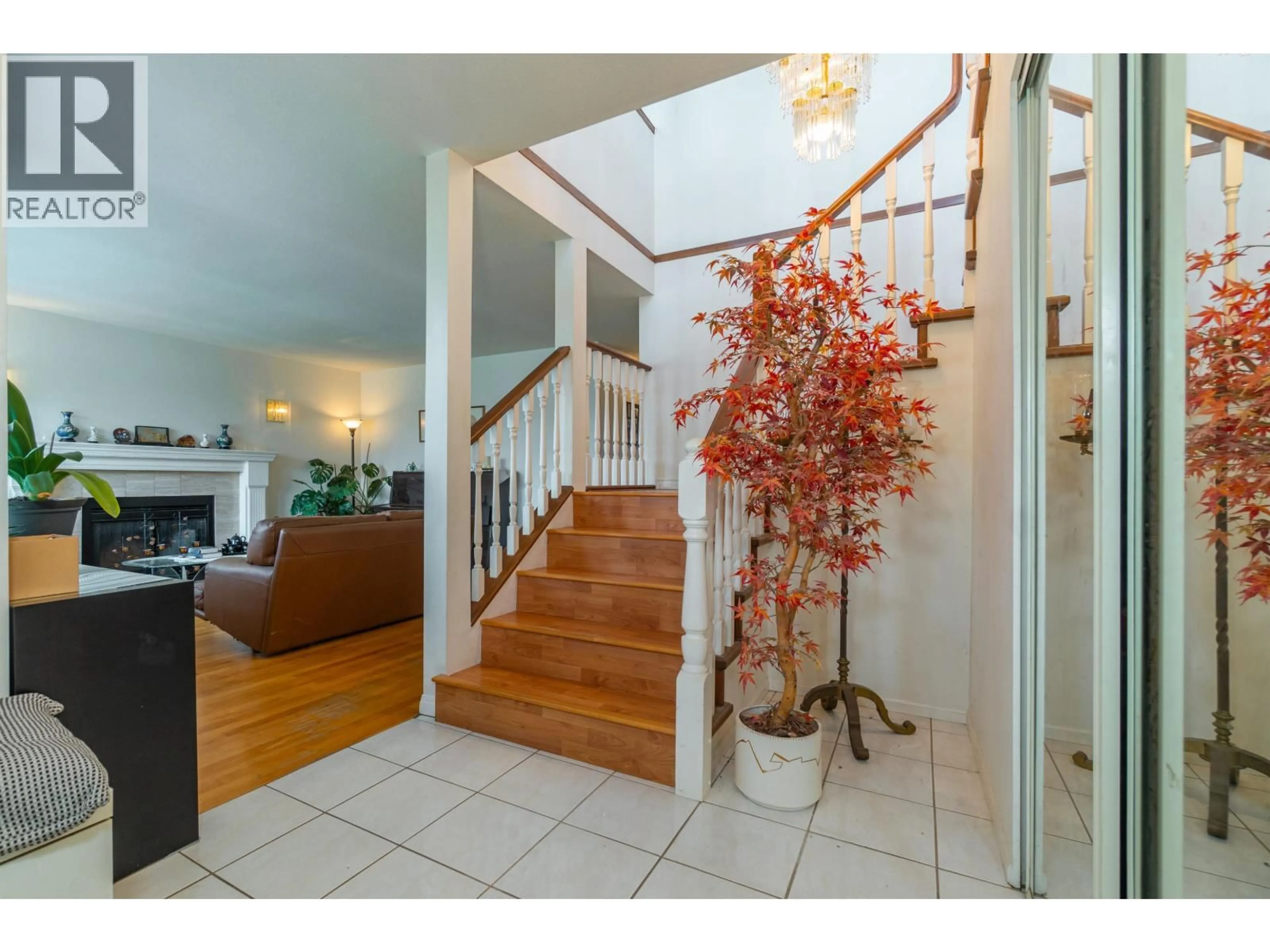 Indoor foyer for 111 GROSVENOR AVENUE, Burnaby British Columbia V5B3N7