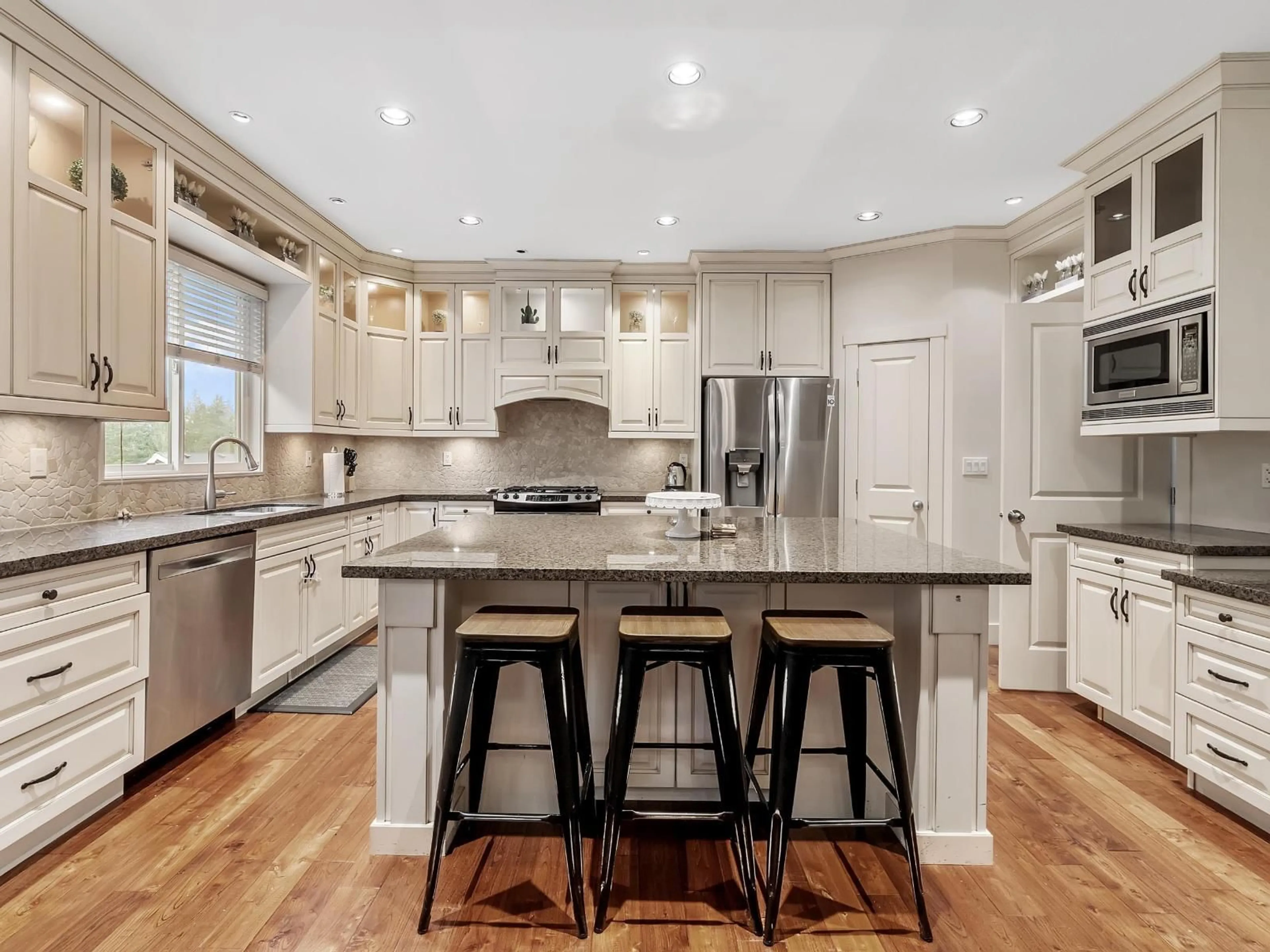 Open concept kitchen, unknown for 20723 46A, Langley British Columbia V3A3K1