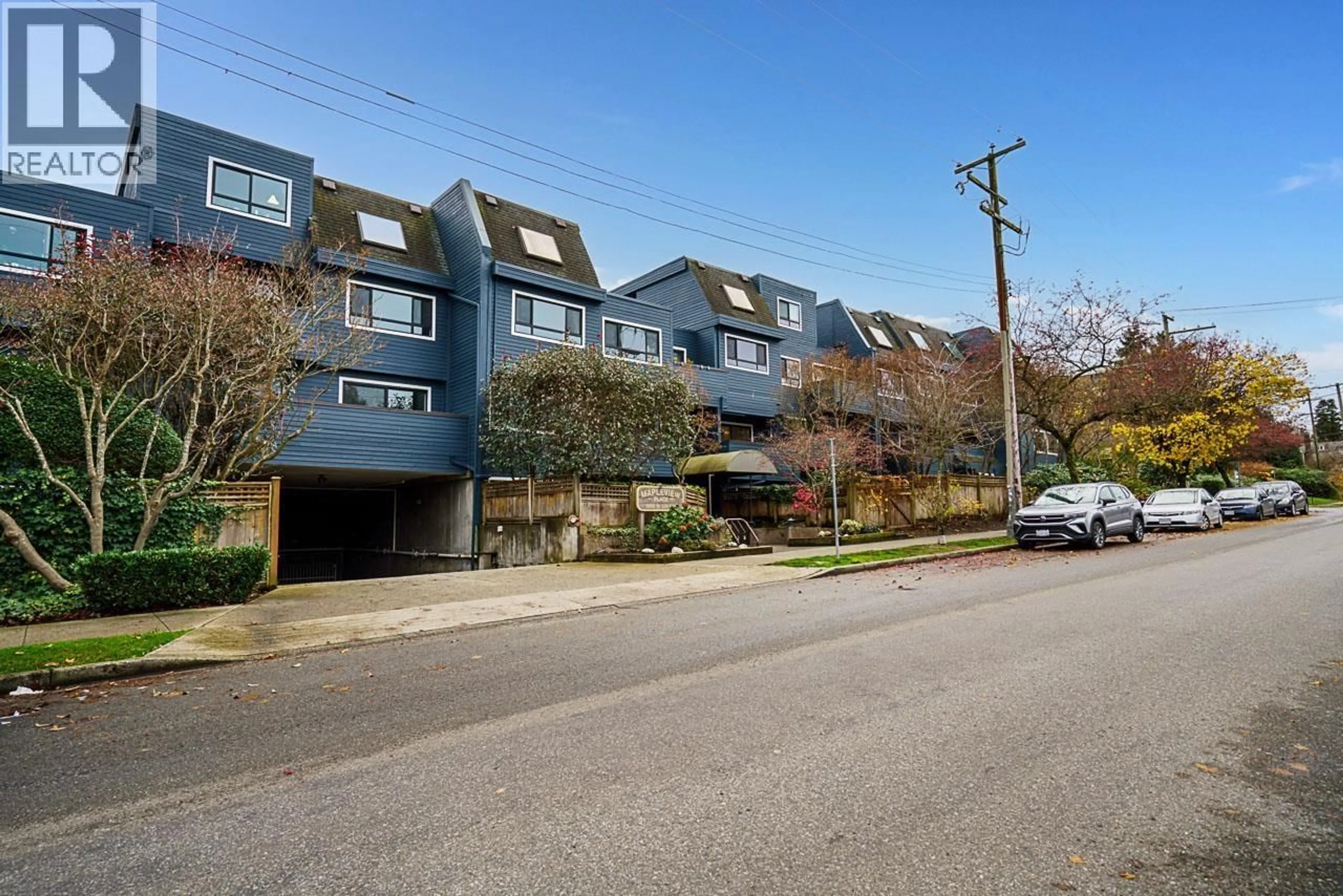 A pic from outside/outdoor area/front of a property/back of a property/a pic from drone, street for 218 - 1990 6TH AVENUE, Vancouver British Columbia V6J4V4