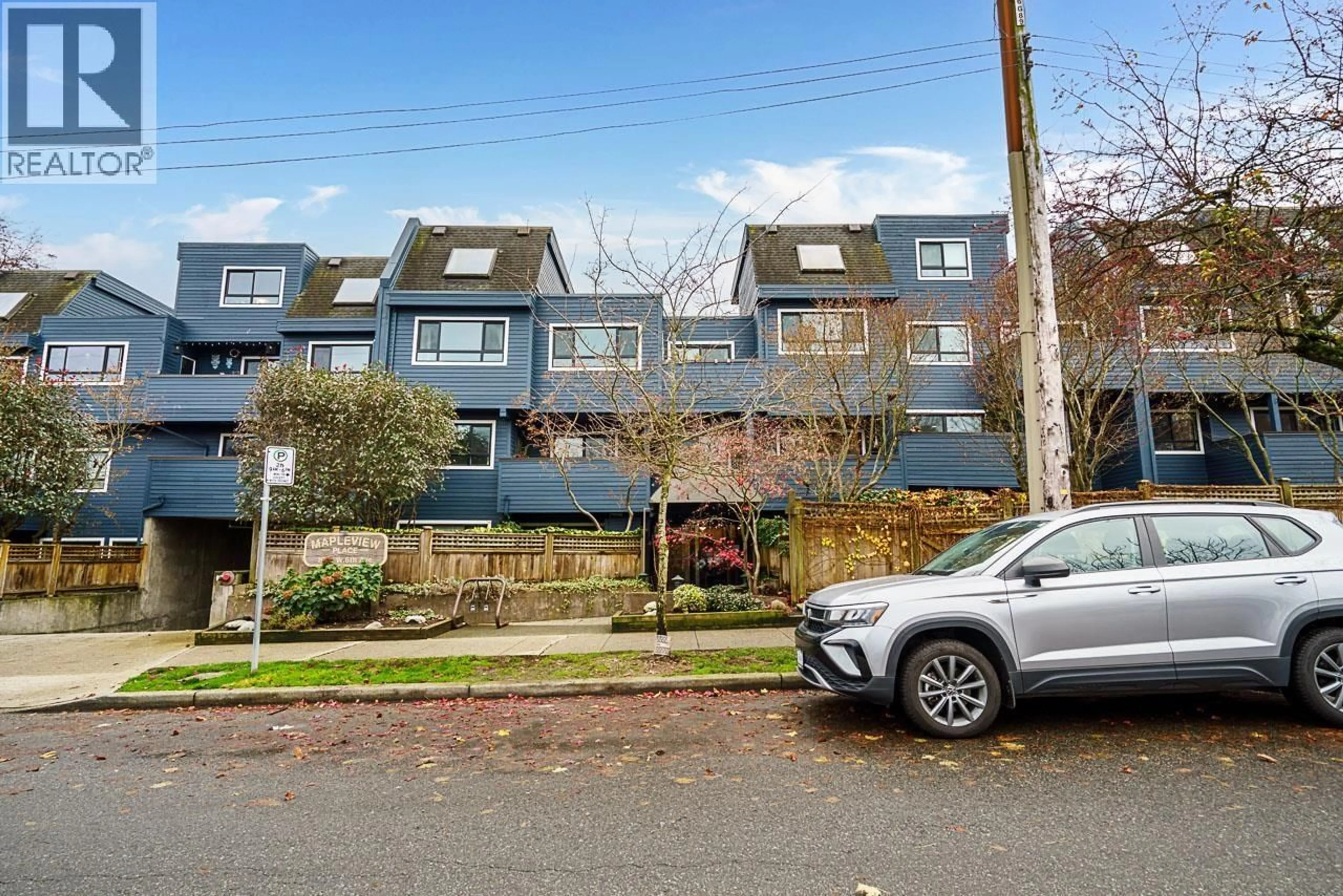 A pic from outside/outdoor area/front of a property/back of a property/a pic from drone, street for 218 - 1990 6TH AVENUE, Vancouver British Columbia V6J4V4