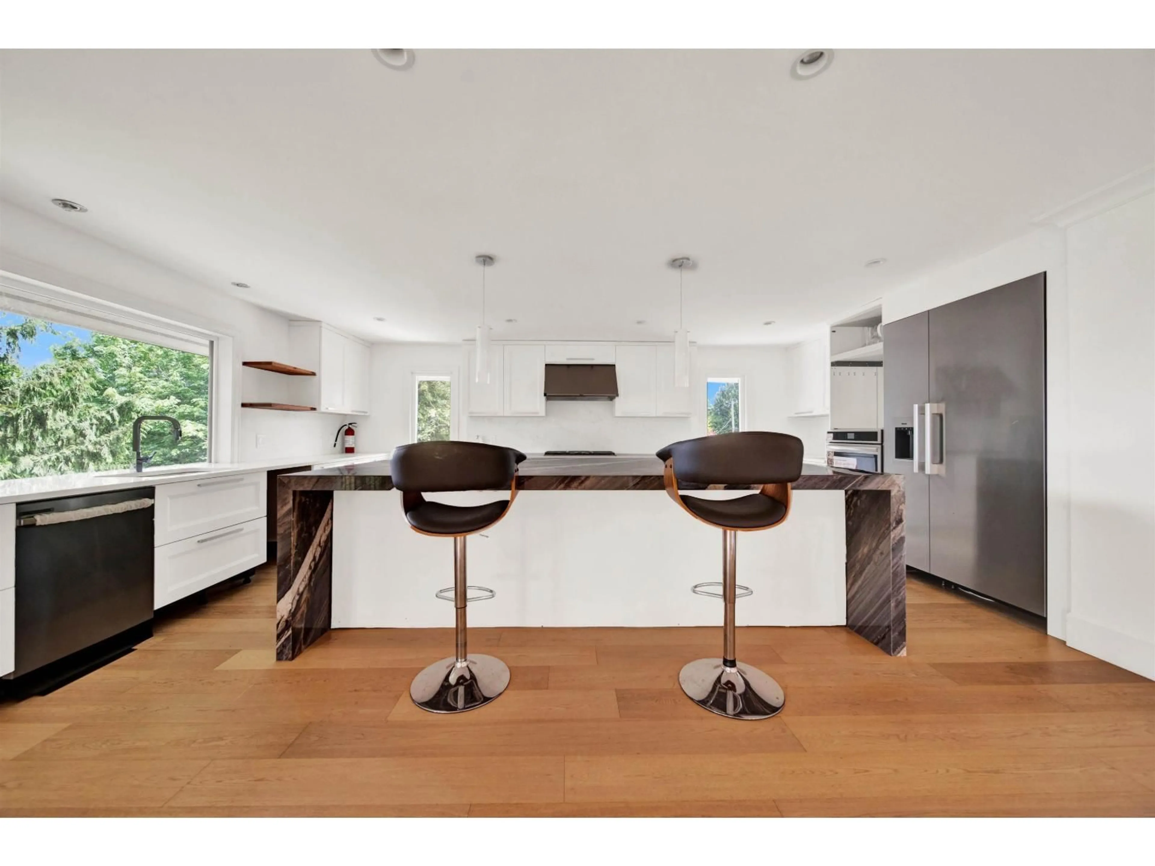 Contemporary kitchen, wood/laminate floor for 29399 MARSH MCCORMICK, Abbotsford British Columbia V4X2B4