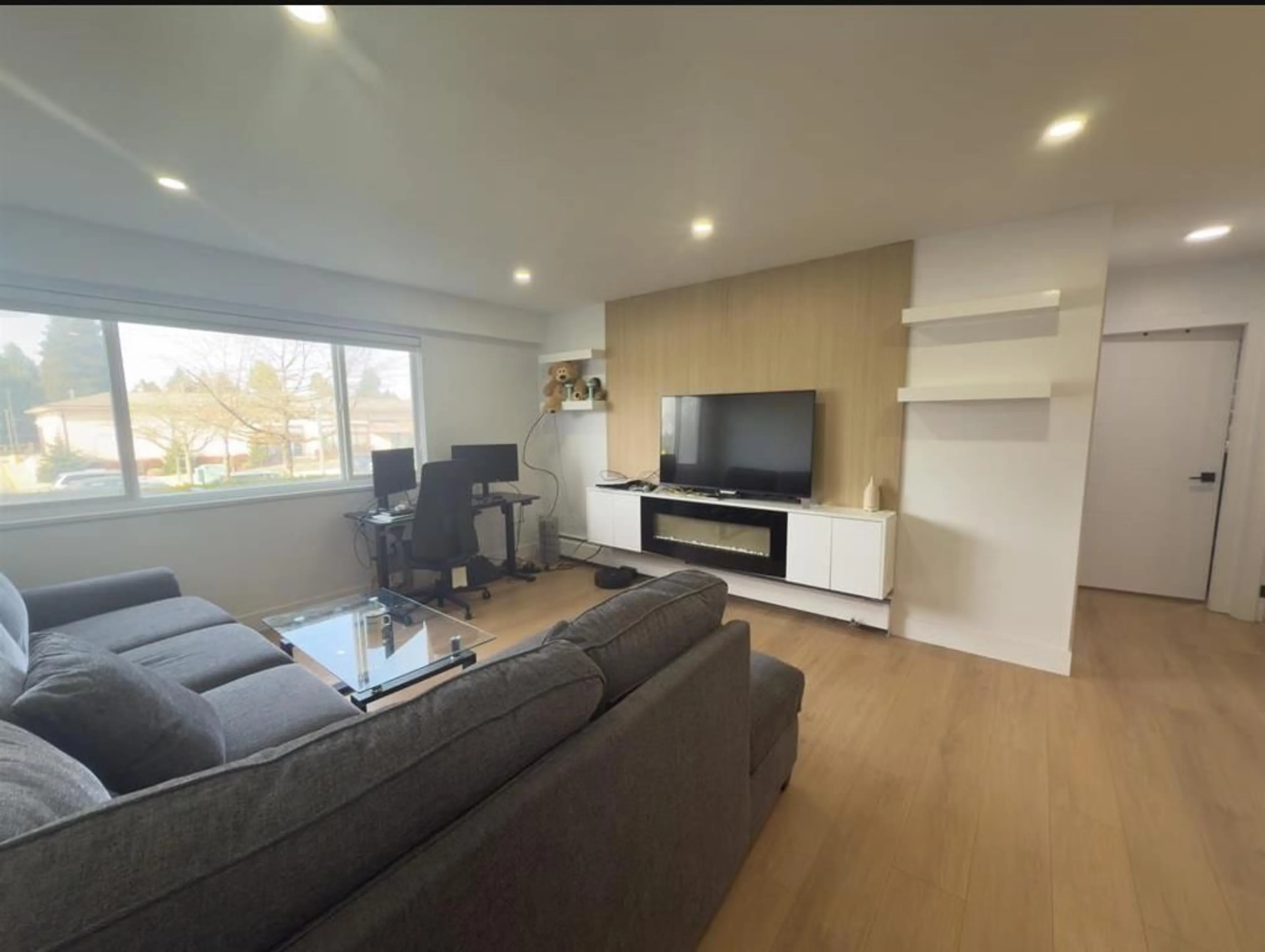 Living room with furniture, wood/laminate floor for 218 - 11816 88, Delta British Columbia V4C3C5