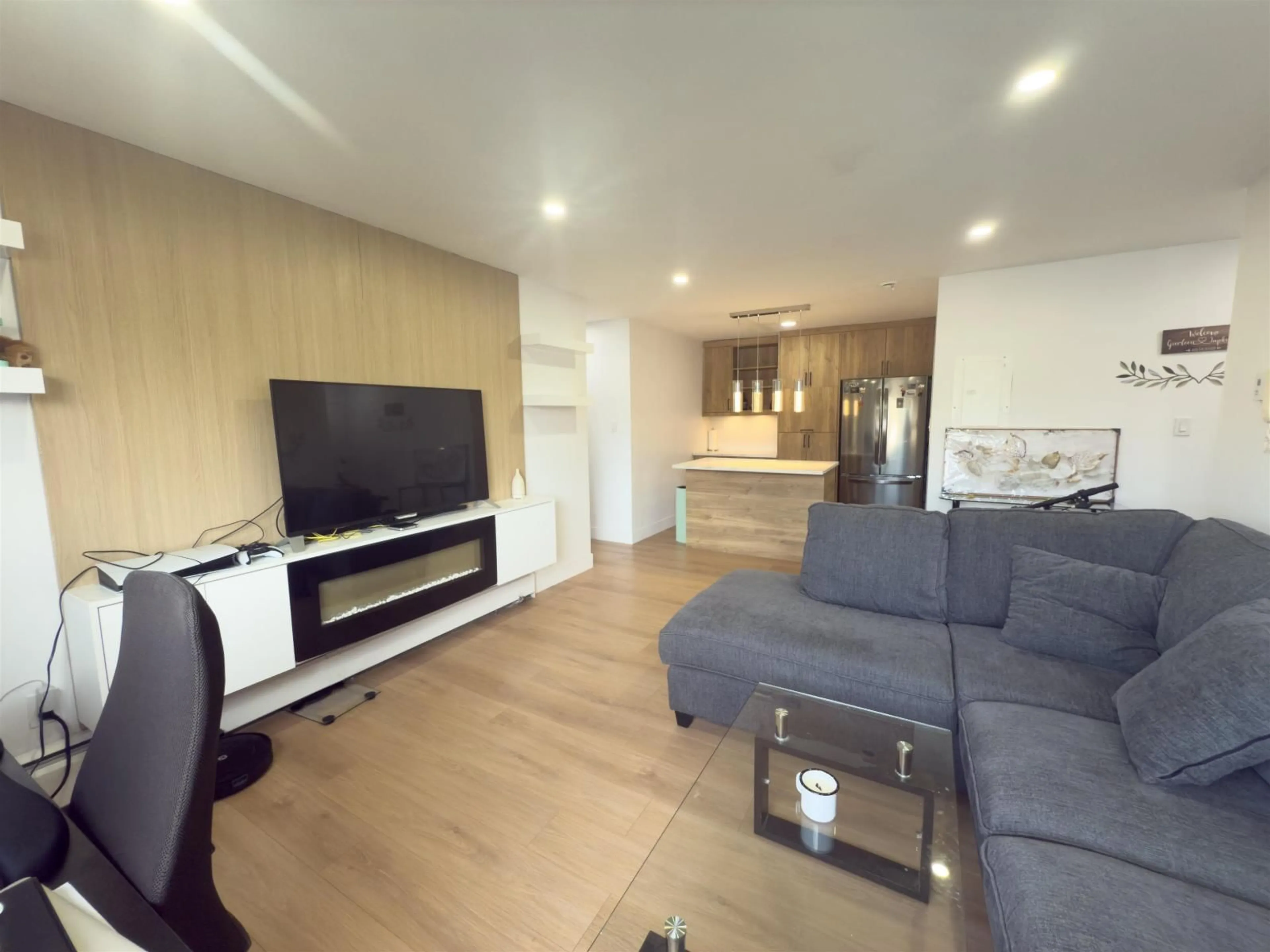 Living room with furniture, wood/laminate floor for 218 - 11816 88 AVENUE, Delta British Columbia V4C3C5