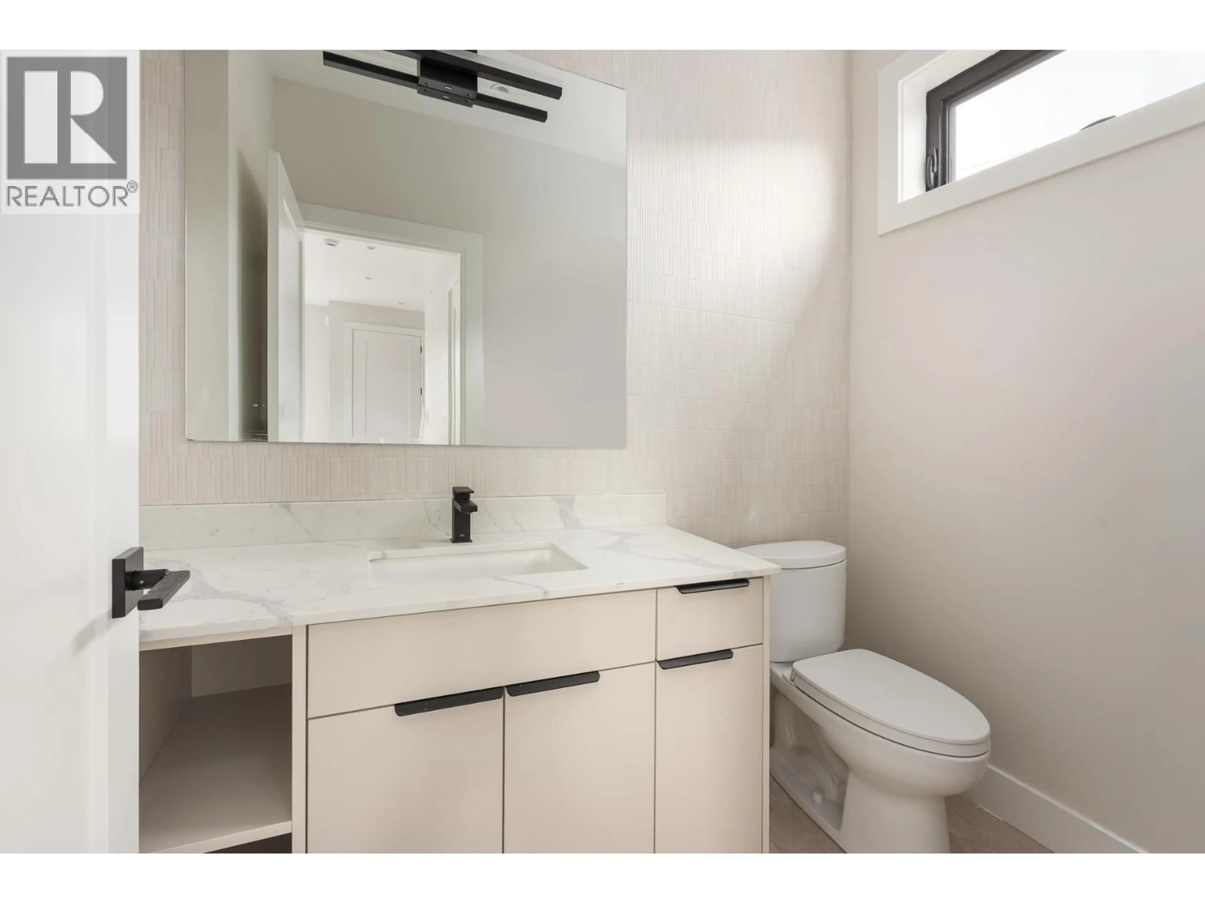 Standard bathroom, ceramic/tile floor for L1 - 4413 OXFORD STREET, Burnaby British Columbia V5C1E6