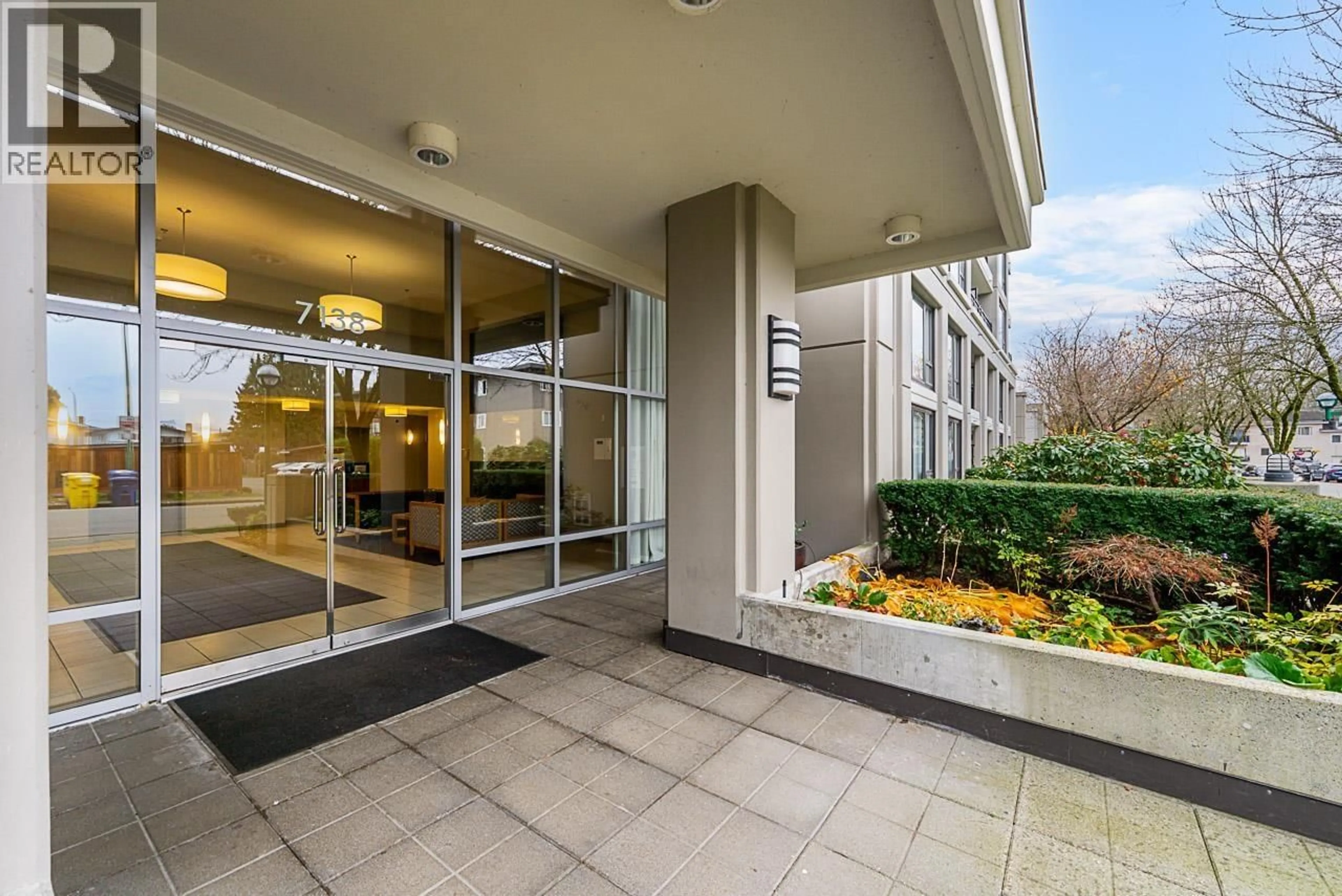Indoor foyer for 403 - 7138 COLLIER STREET, Burnaby British Columbia V5E0A2