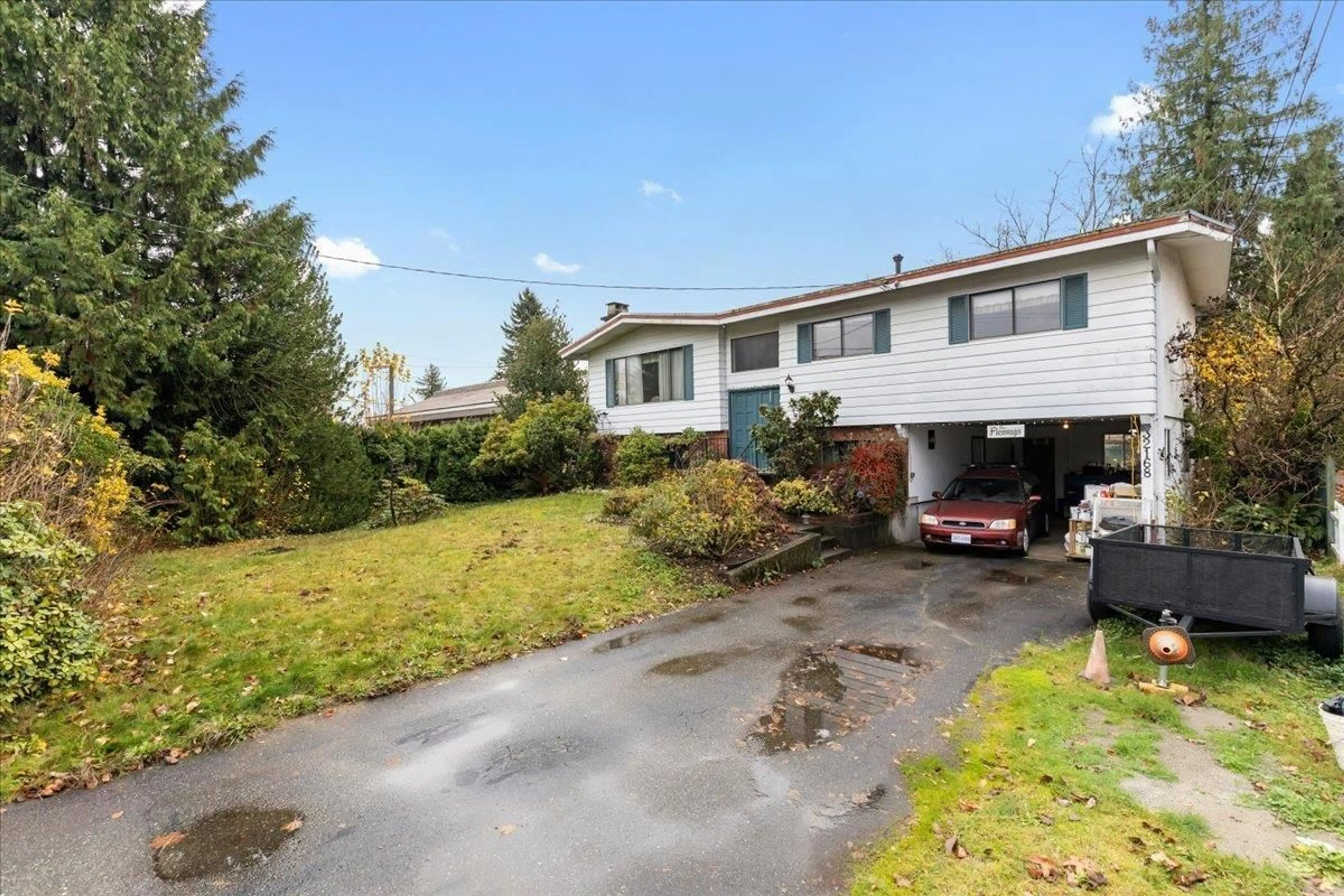 A pic from outside/outdoor area/front of a property/back of a property/a pic from drone, street for 32168 SCOTT, Mission British Columbia V2V1C4