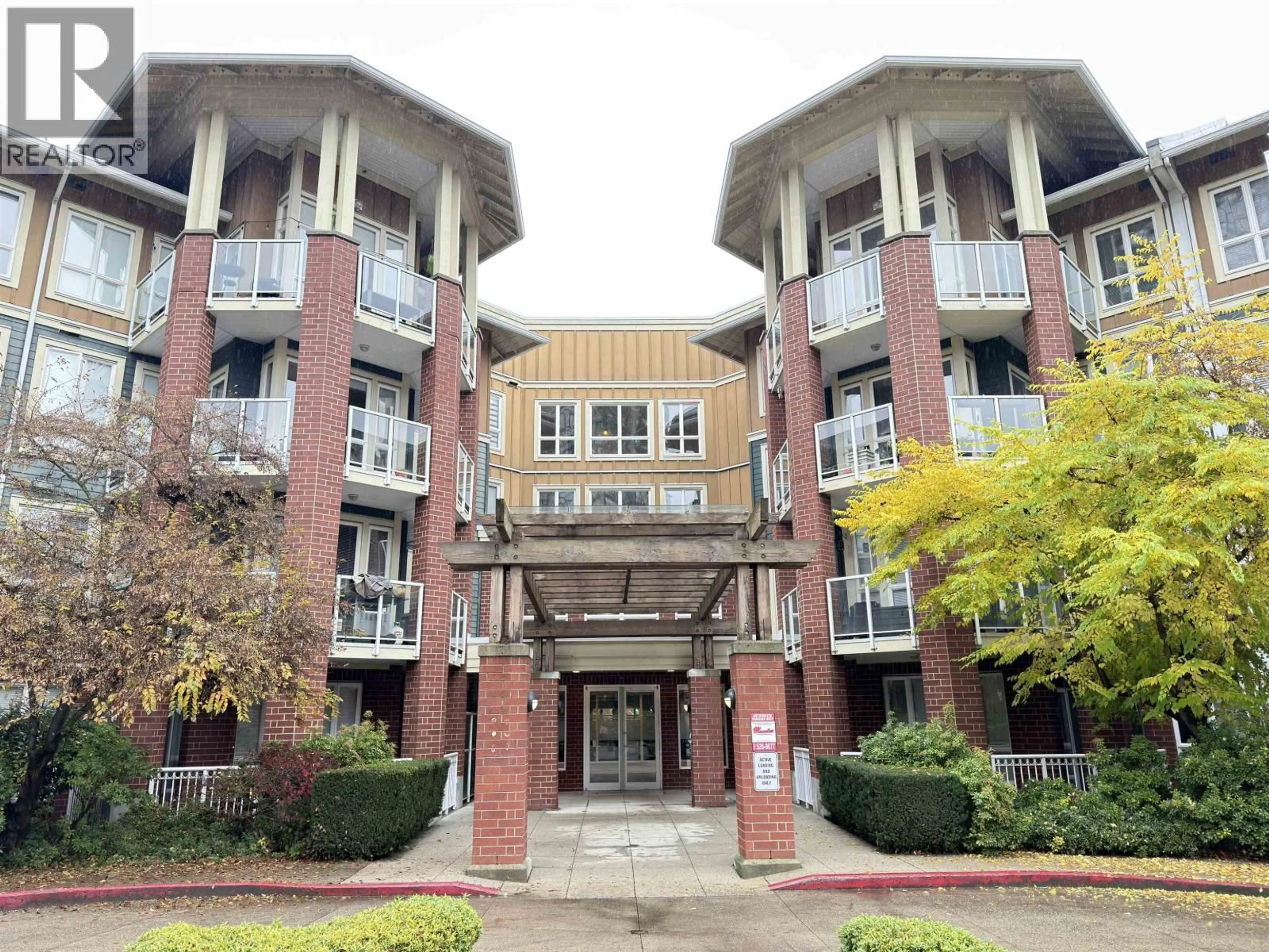 Indoor foyer for 307 - 14 ROYAL AVENUE, New Westminster British Columbia V3L5W5