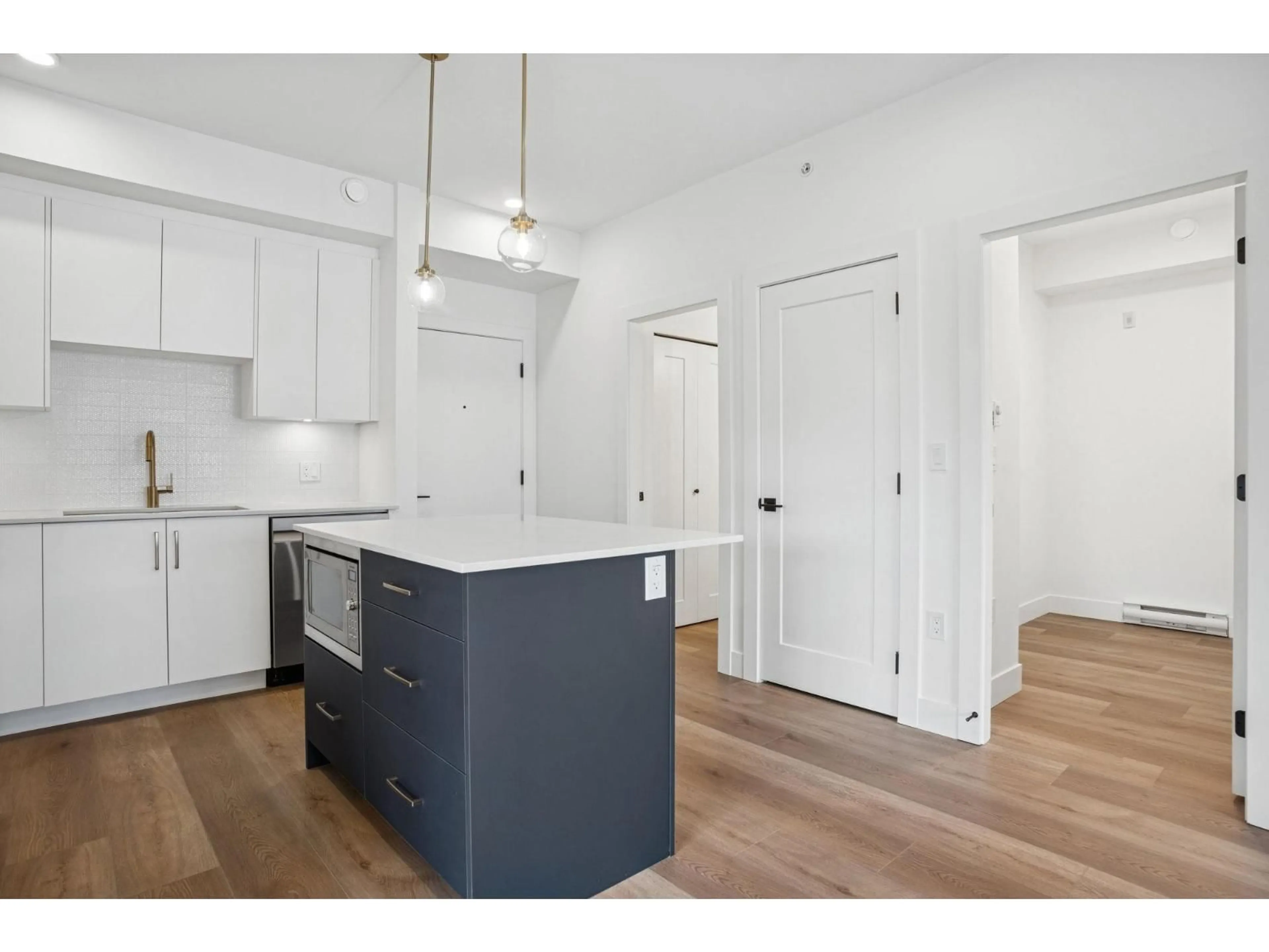 Open concept kitchen, wood/laminate floor for 205 - 20286 72B, Langley British Columbia V2Y1T2