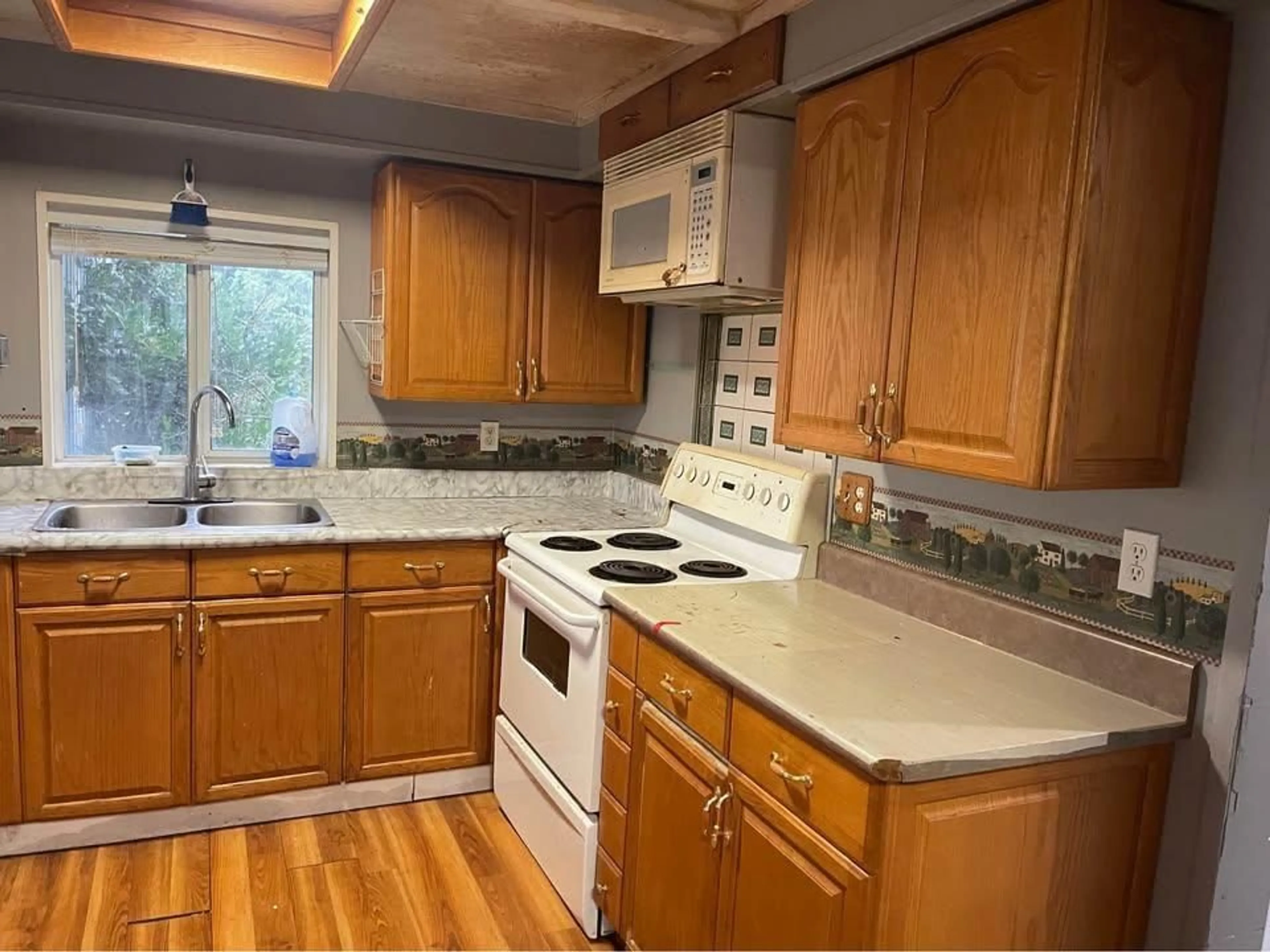 Standard kitchen, unknown for 12129 100 AVENUE, Surrey British Columbia V3V2W7