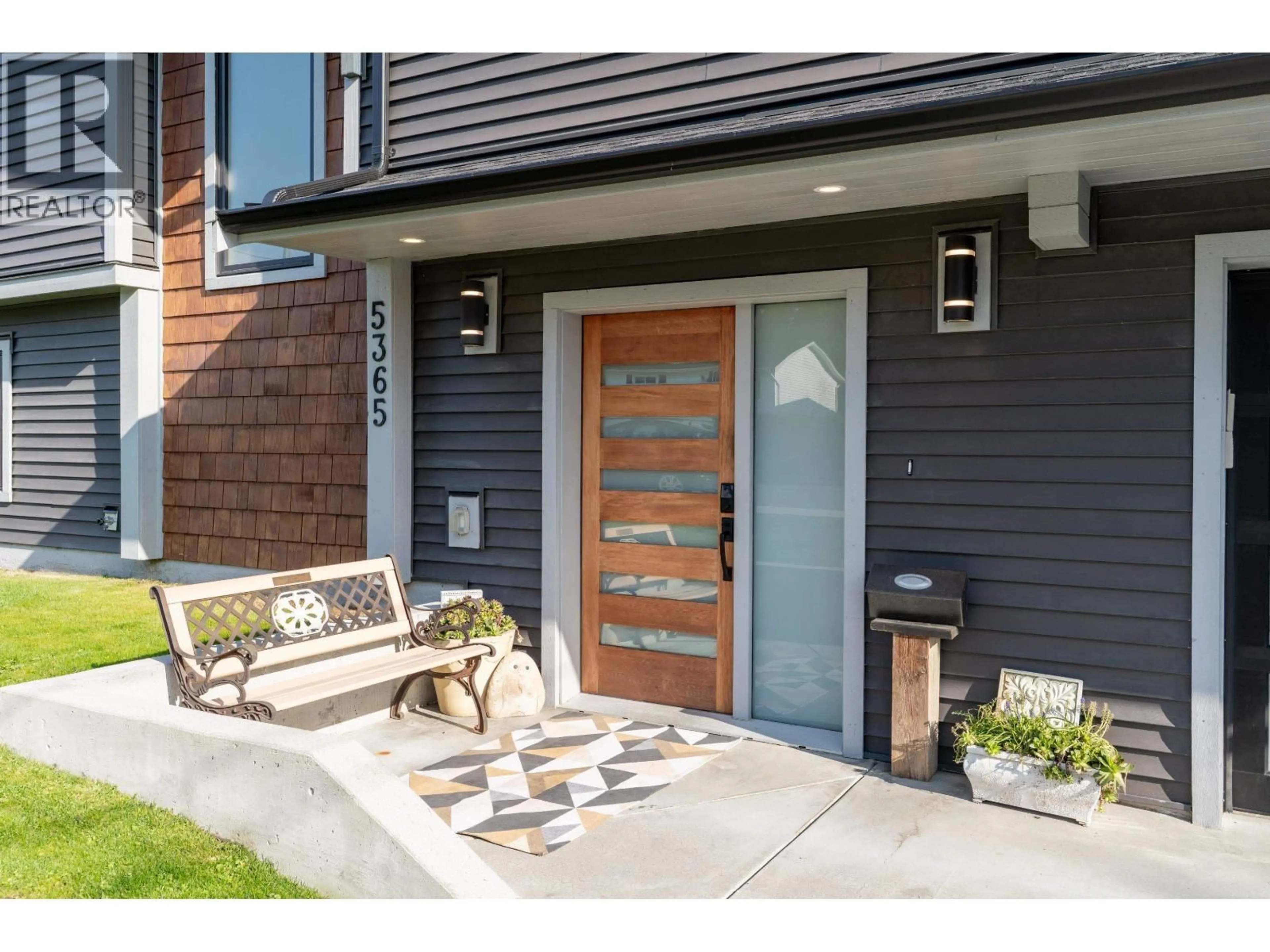 Indoor entryway for 5365 MAPLE CRESCENT, Delta British Columbia V4K1G1