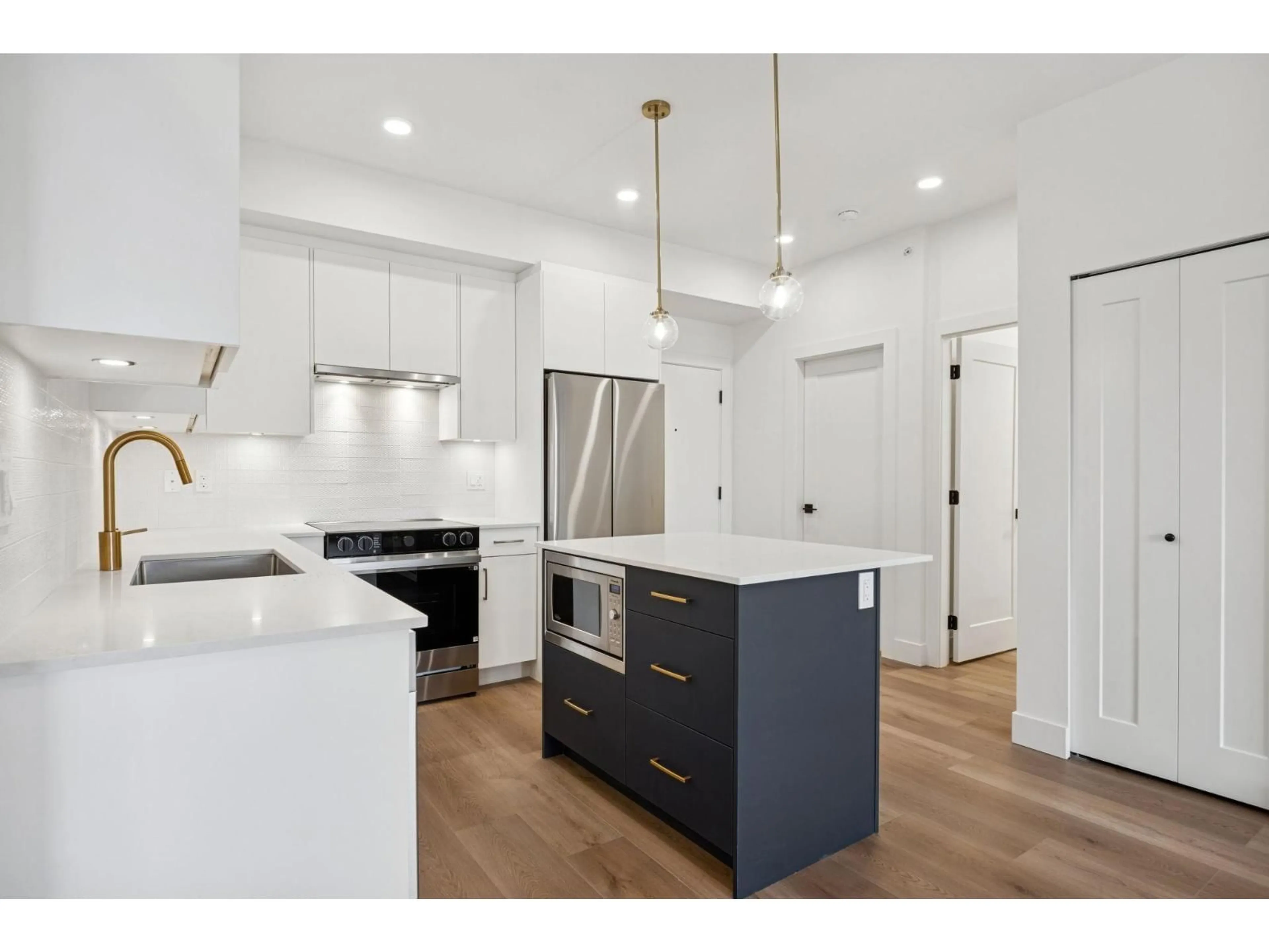 Open concept kitchen, wood/laminate floor for 414 - 20286 72B, Langley British Columbia V2Y1T2