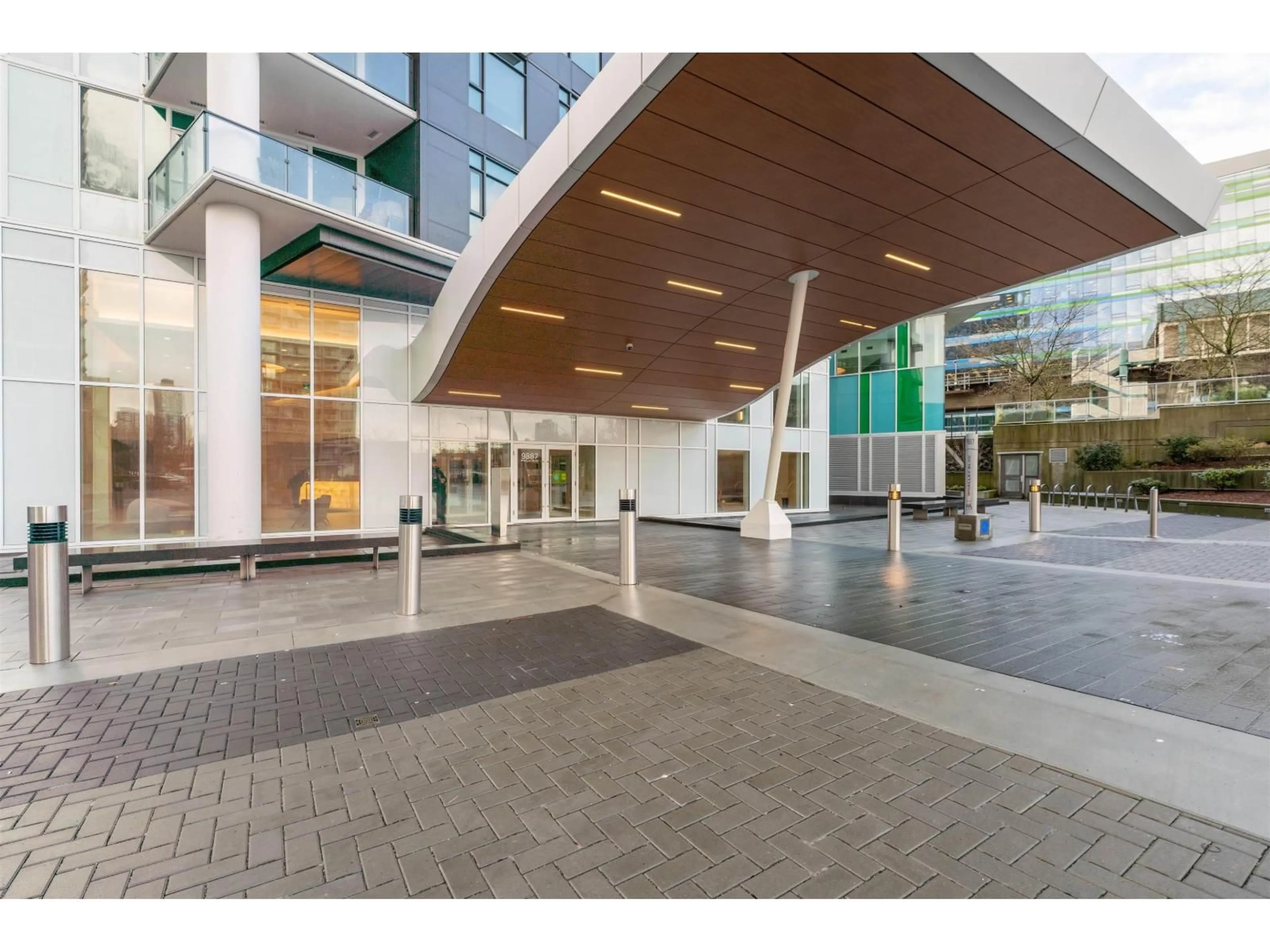 Indoor foyer for 1904 - 9887 WHALLEY, Surrey British Columbia V3T0P4