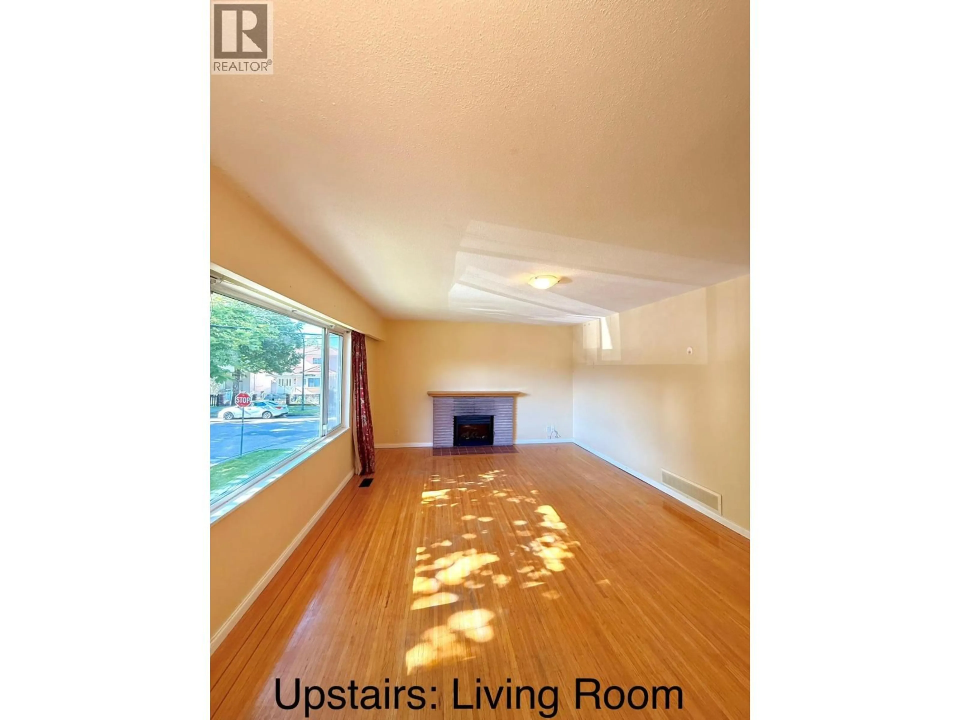 Living room with furniture, wood/laminate floor for 5318- - 5320 BRUCE STREET, Vancouver British Columbia V5P3M3