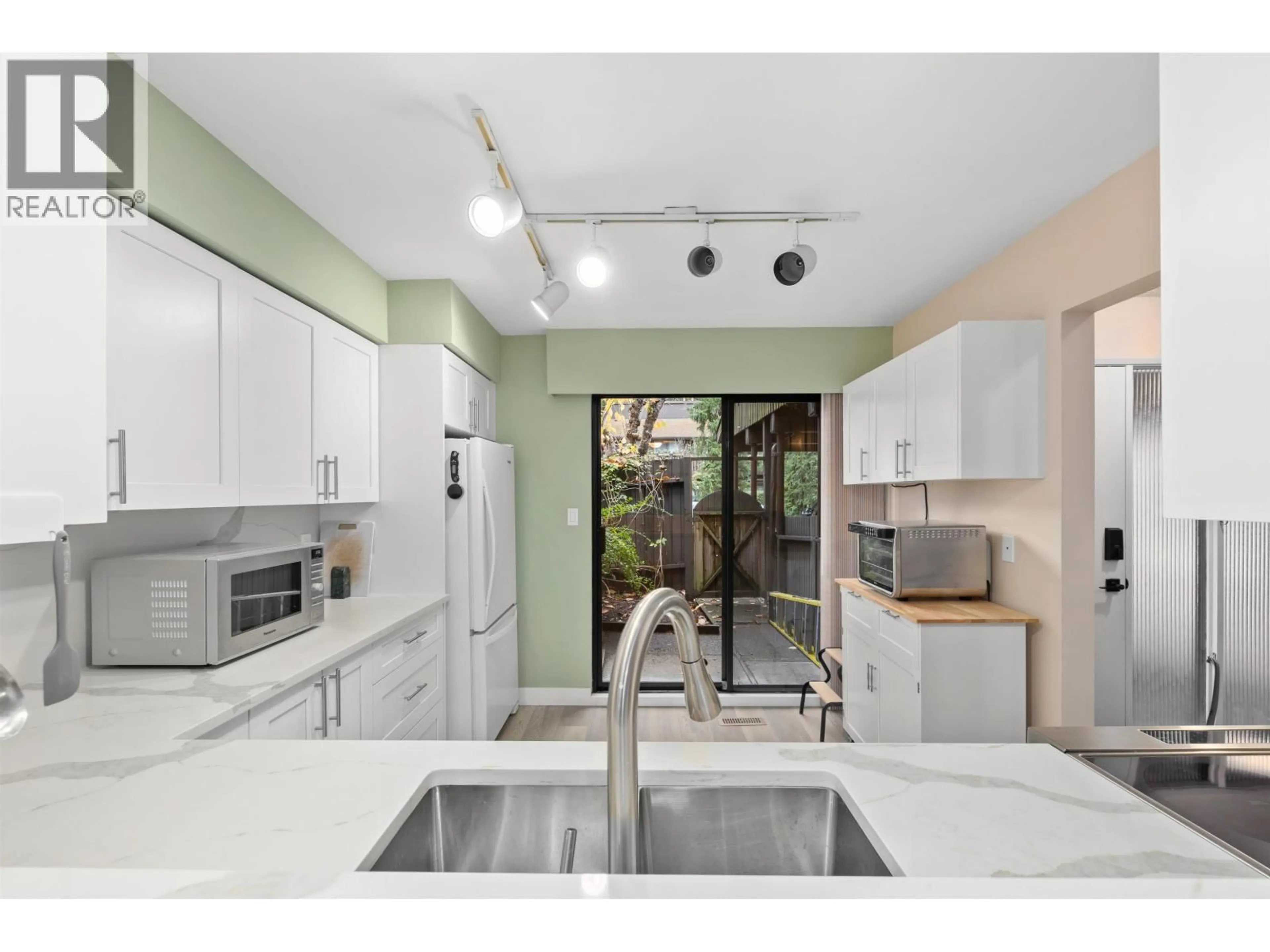 Unknown for 1998 PURCELL WAY, North Vancouver British Columbia V7J3K3