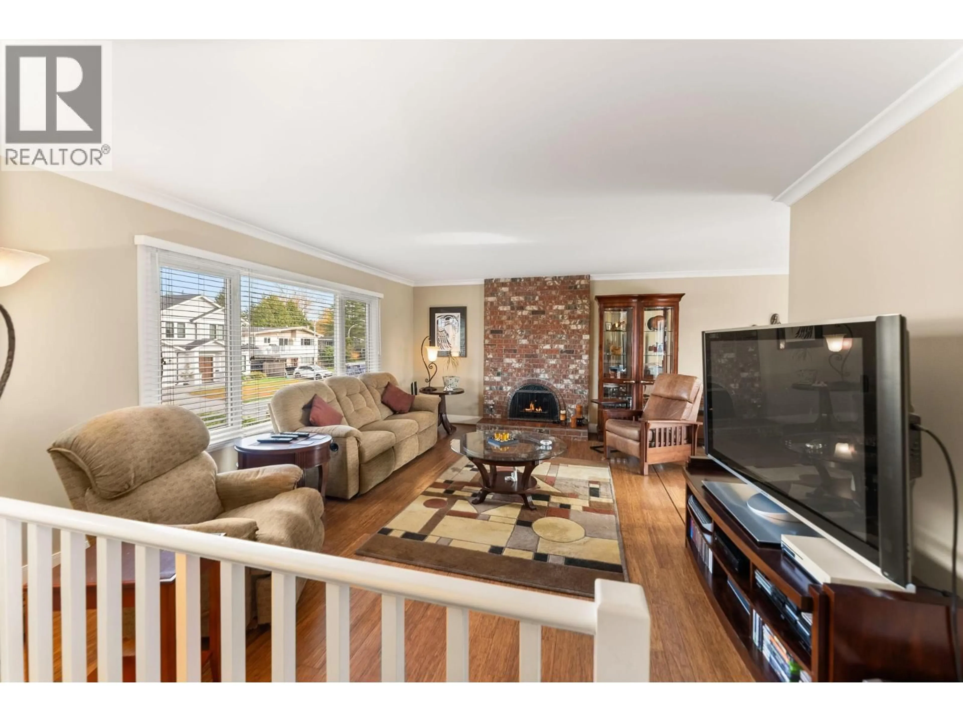 Living room with furniture, wood/laminate floor for 3360 SPRINGTHORNE CRESCENT, Richmond British Columbia V7E1Z7