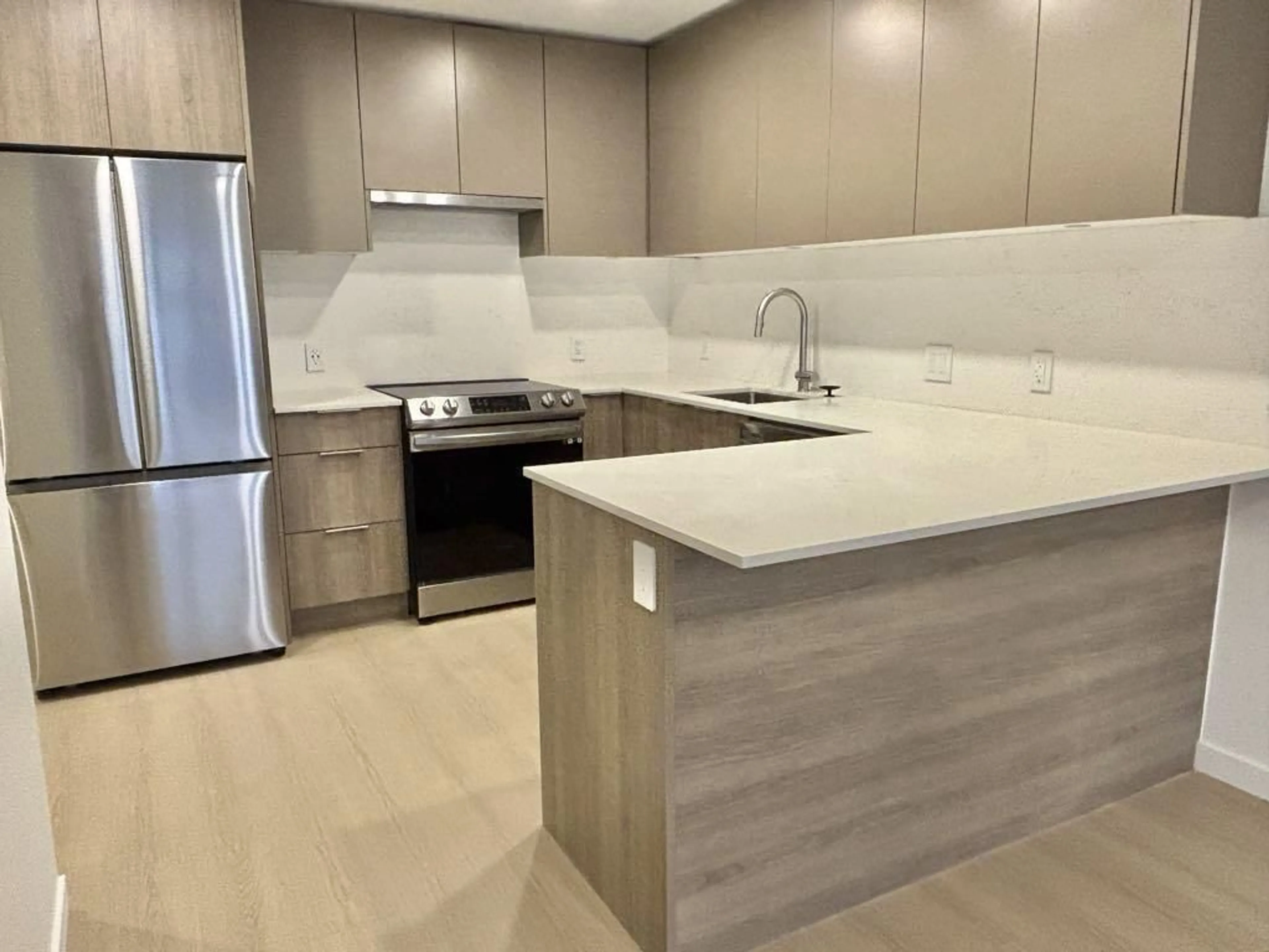 Open concept kitchen, ceramic/tile floor for 511 - 13969 96, Surrey British Columbia V3T0T1