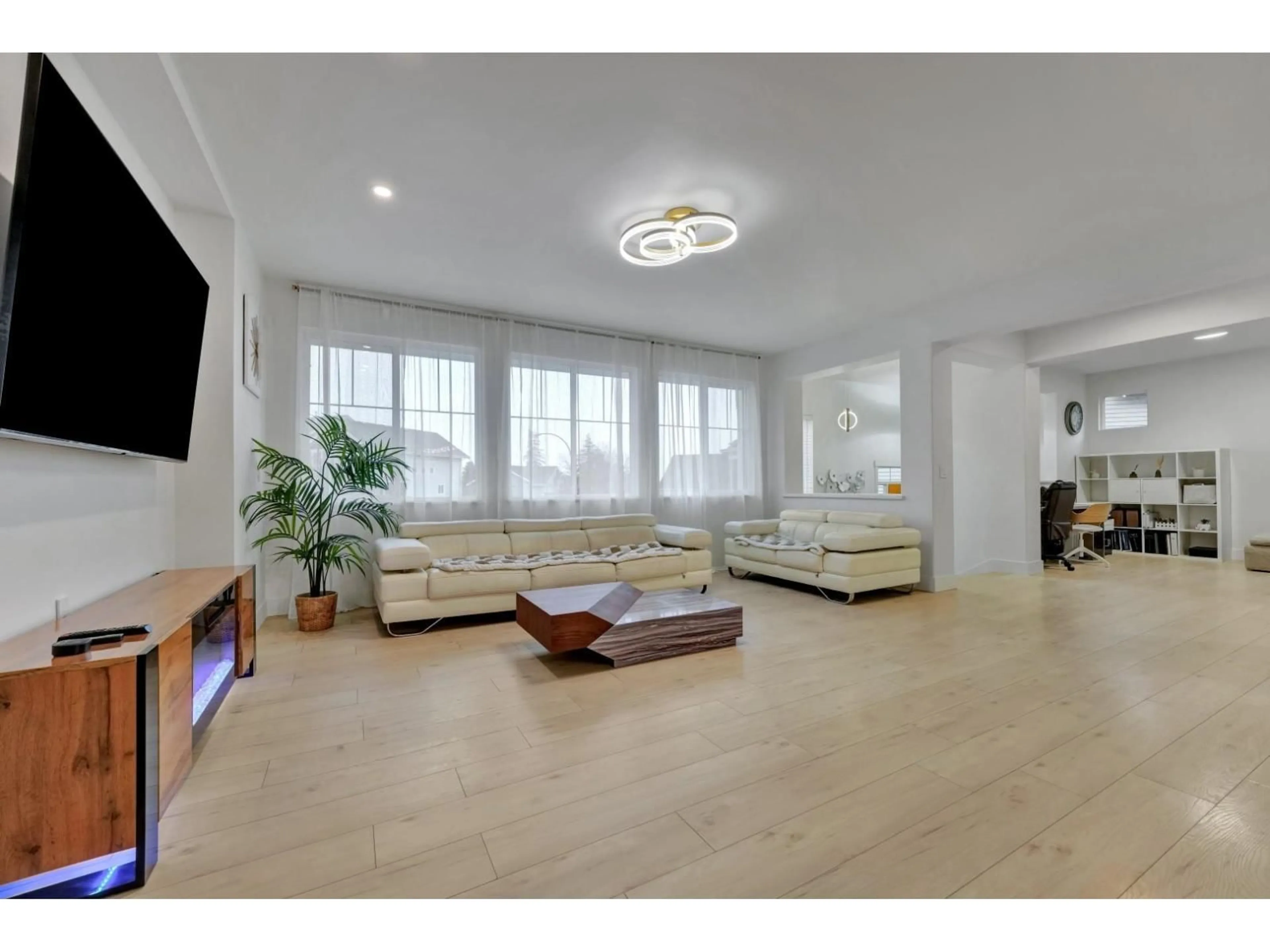 Living room with furniture, unknown for 15100 61, Surrey British Columbia V3S5J7