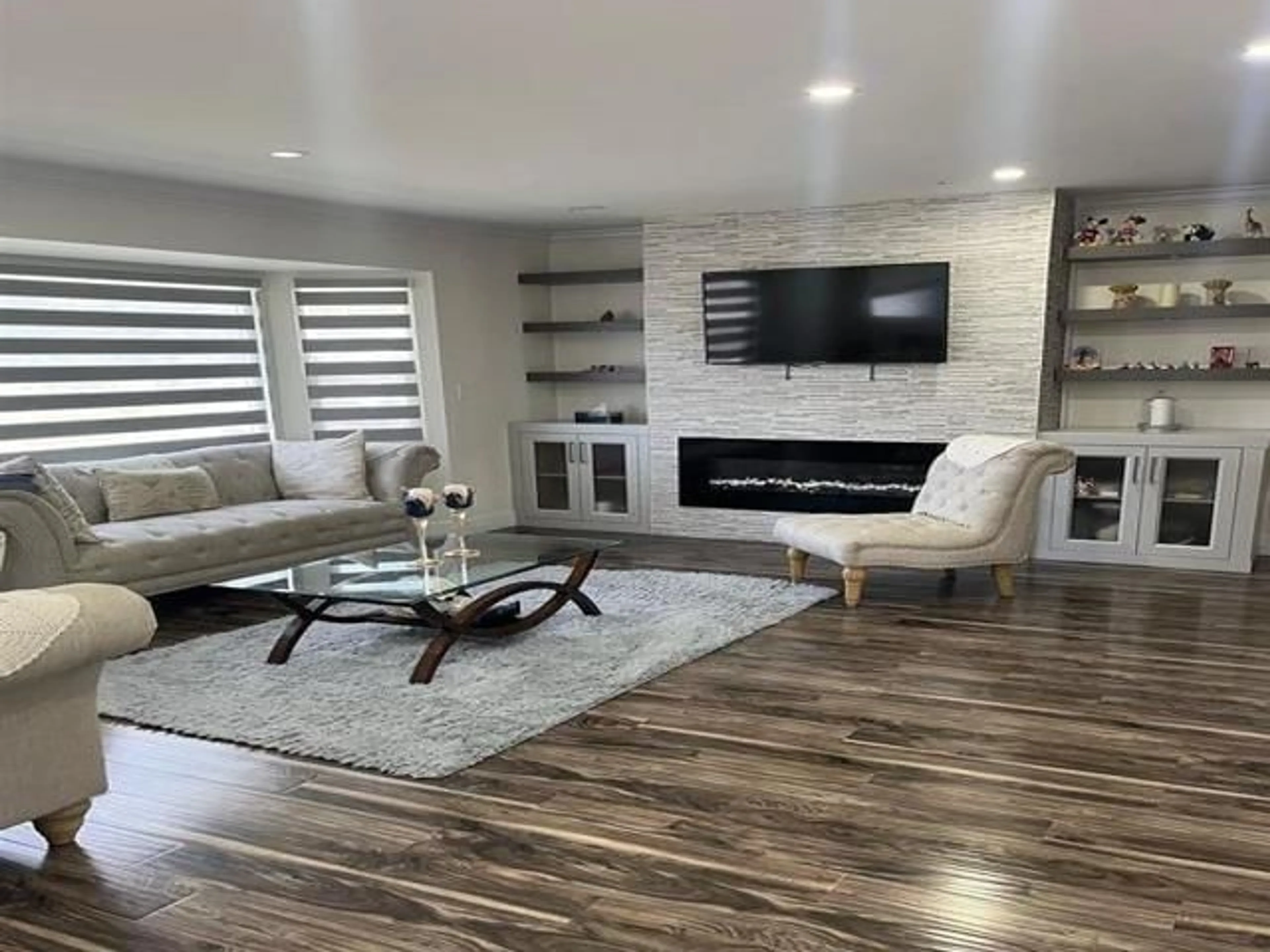 Living room with furniture, wood/laminate floor for 11132 PATRICIA, Delta British Columbia V4C3A4