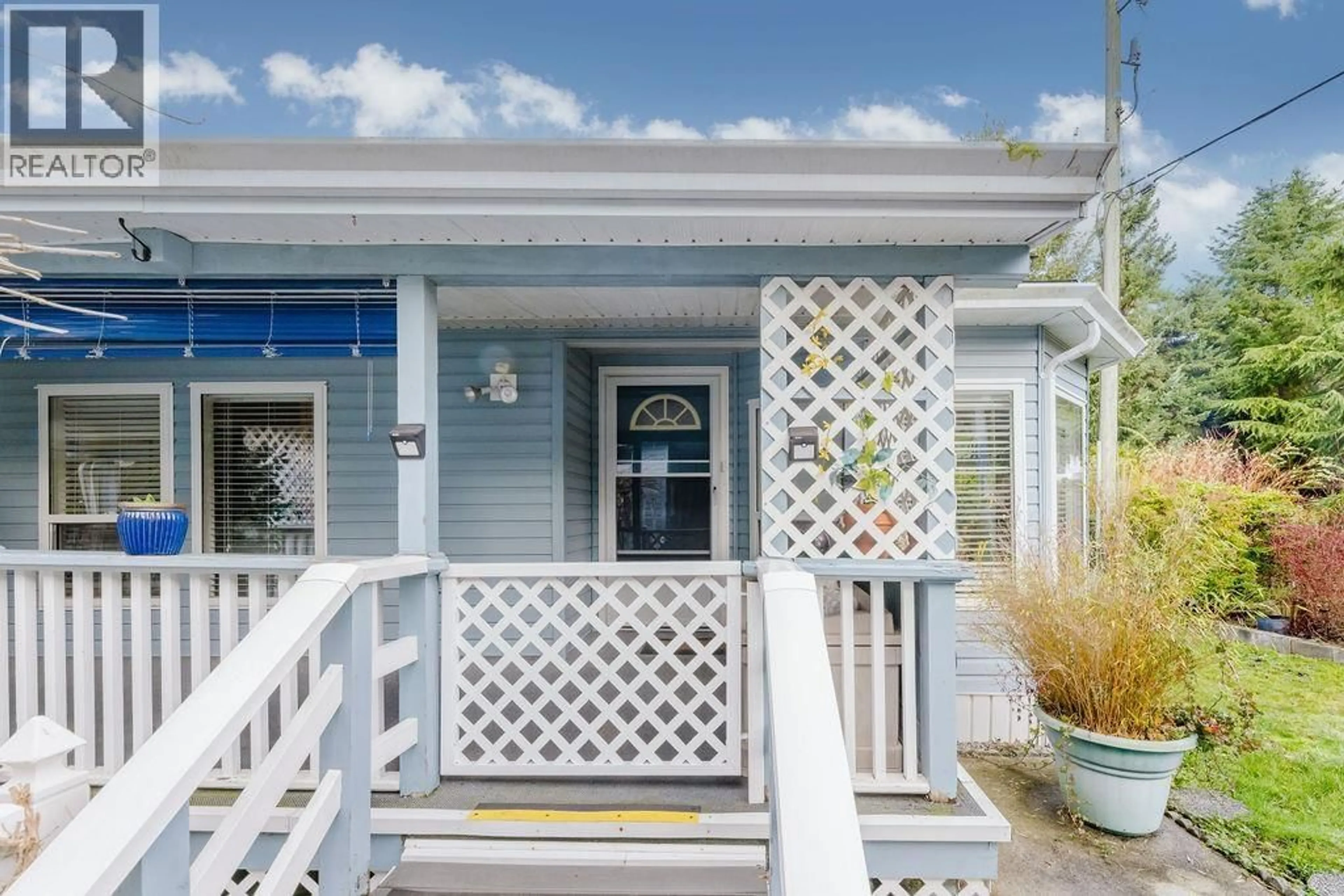 Home with vinyl exterior material, street for 26 - 1123 FLUME ROAD, Roberts Creek British Columbia V0N2W2