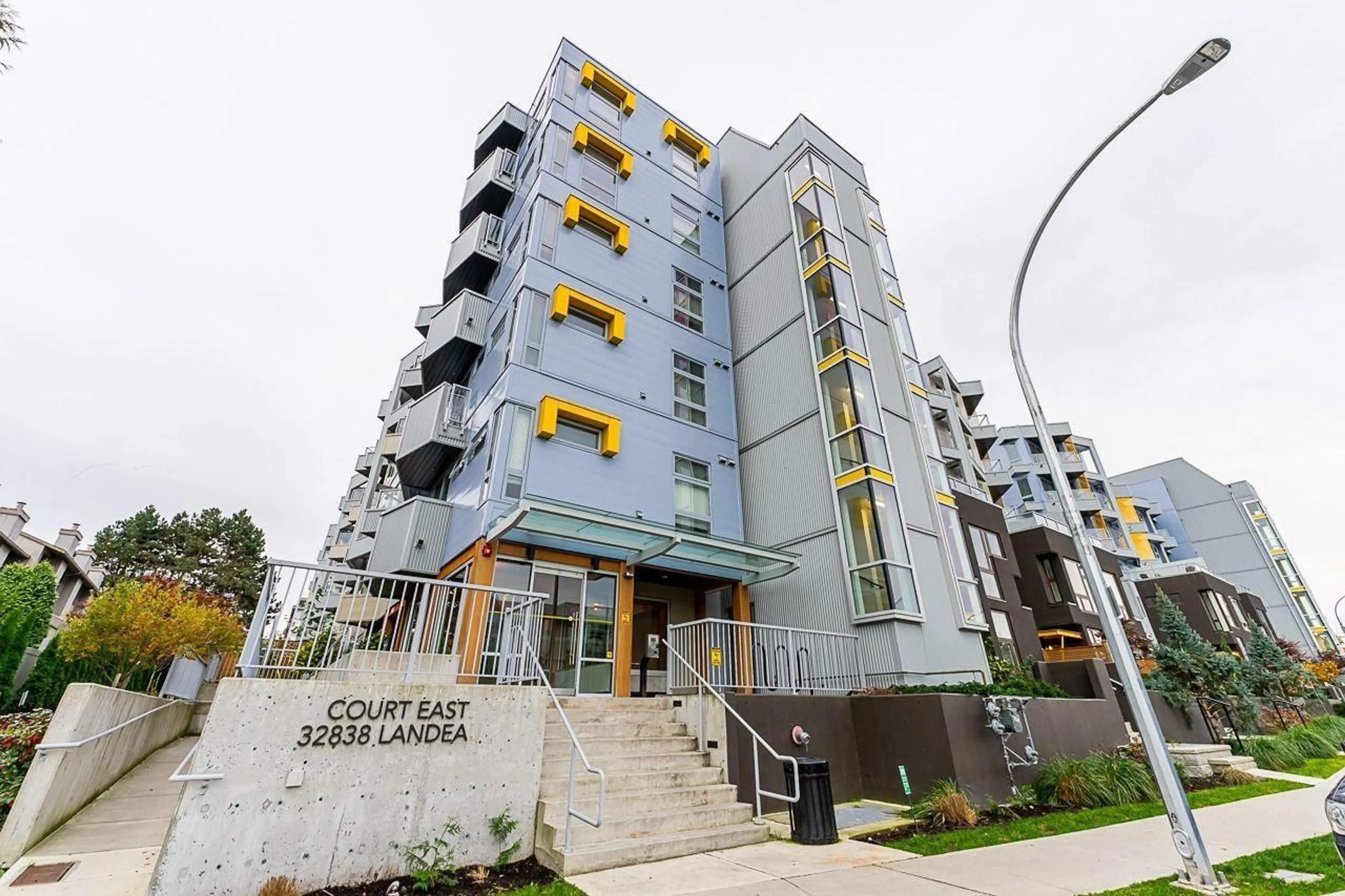 Patio, building for 512 - 32838 LANDEAU PLACE, Abbotsford British Columbia V2S0M6