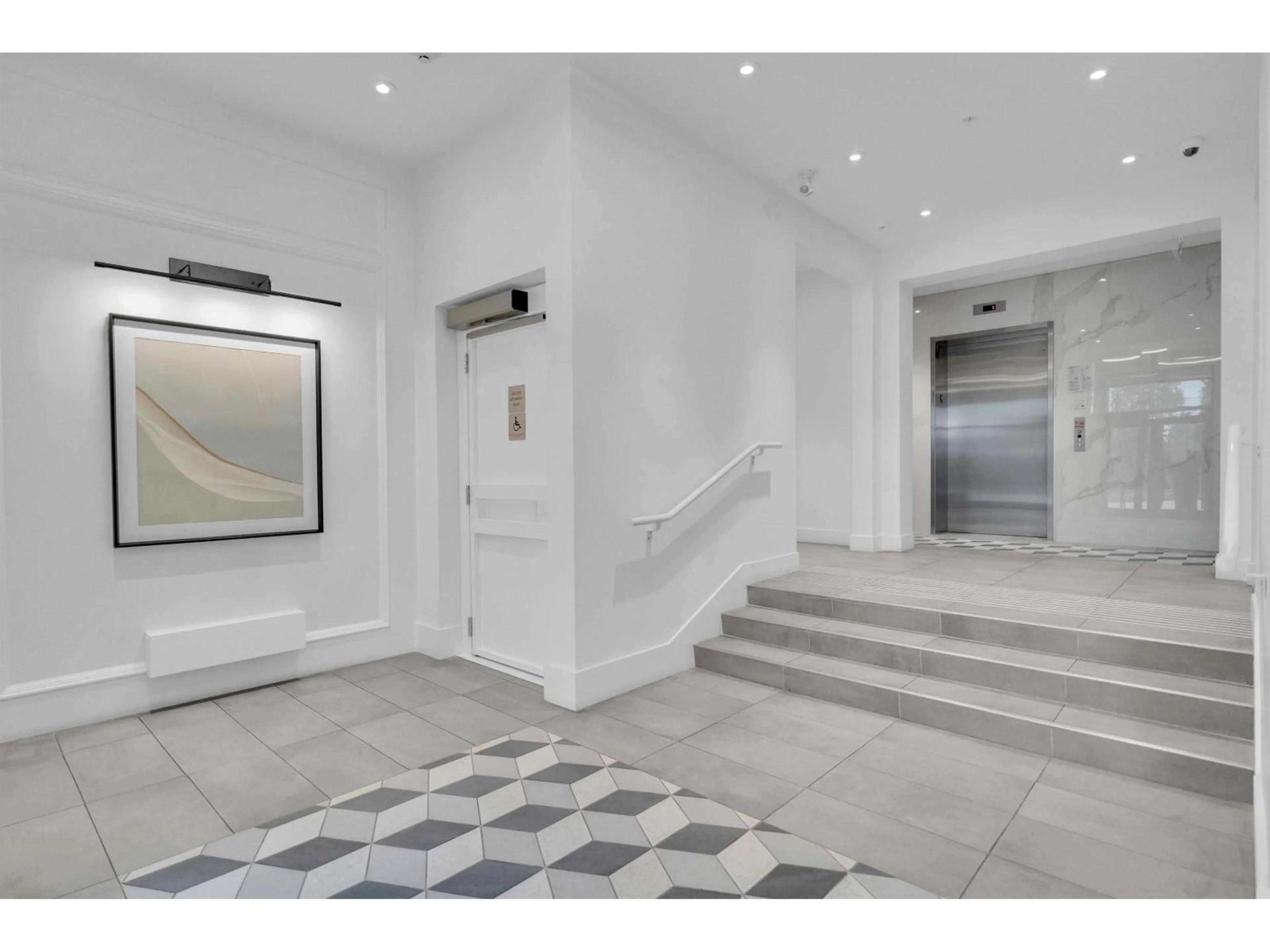 Indoor foyer for 202 - 13929 105 BOULEVARD, Surrey British Columbia V3T0R5