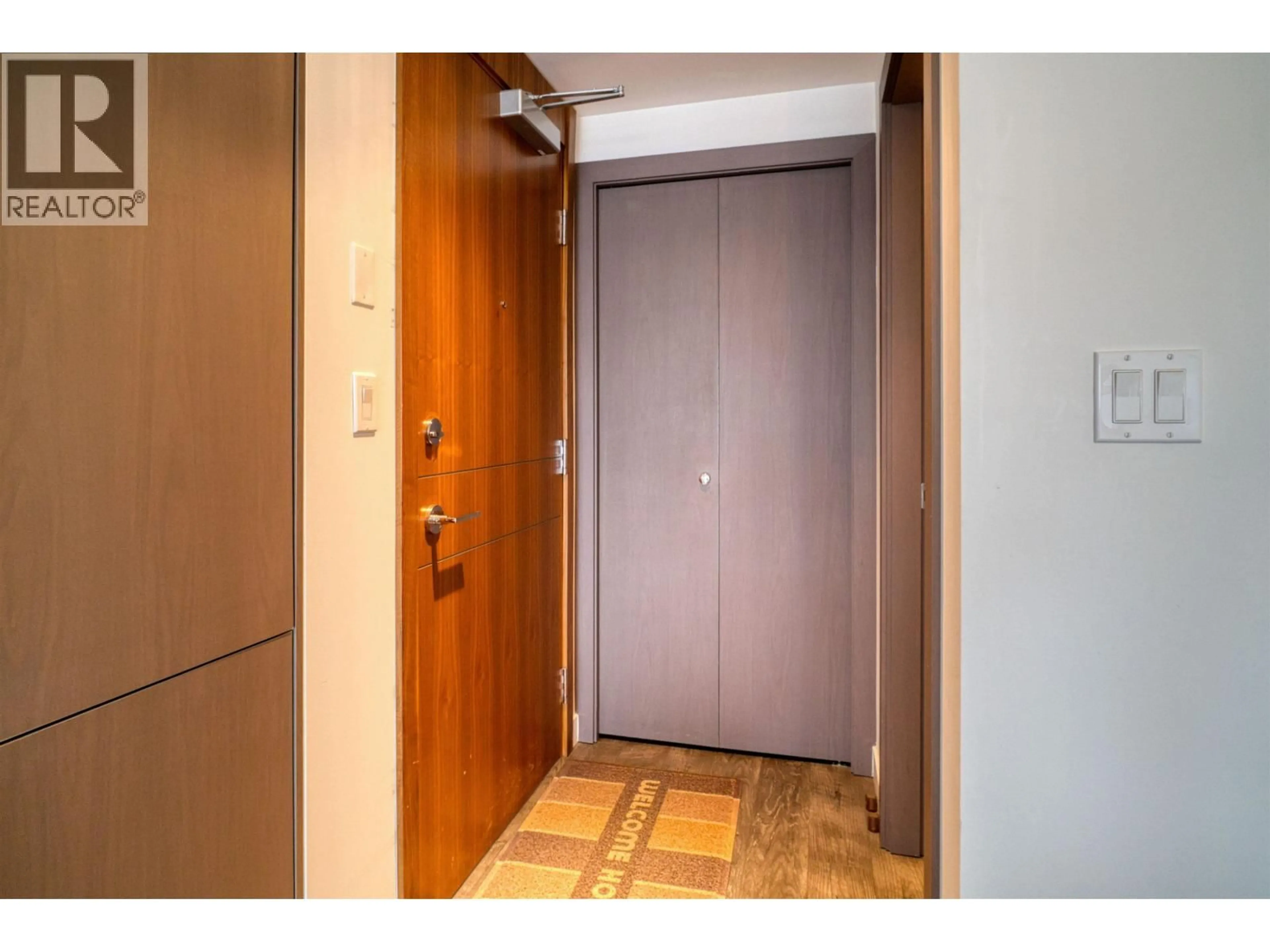 Indoor foyer for 1505 - 6538 NELSON AVENUE, Burnaby British Columbia V5H0G5