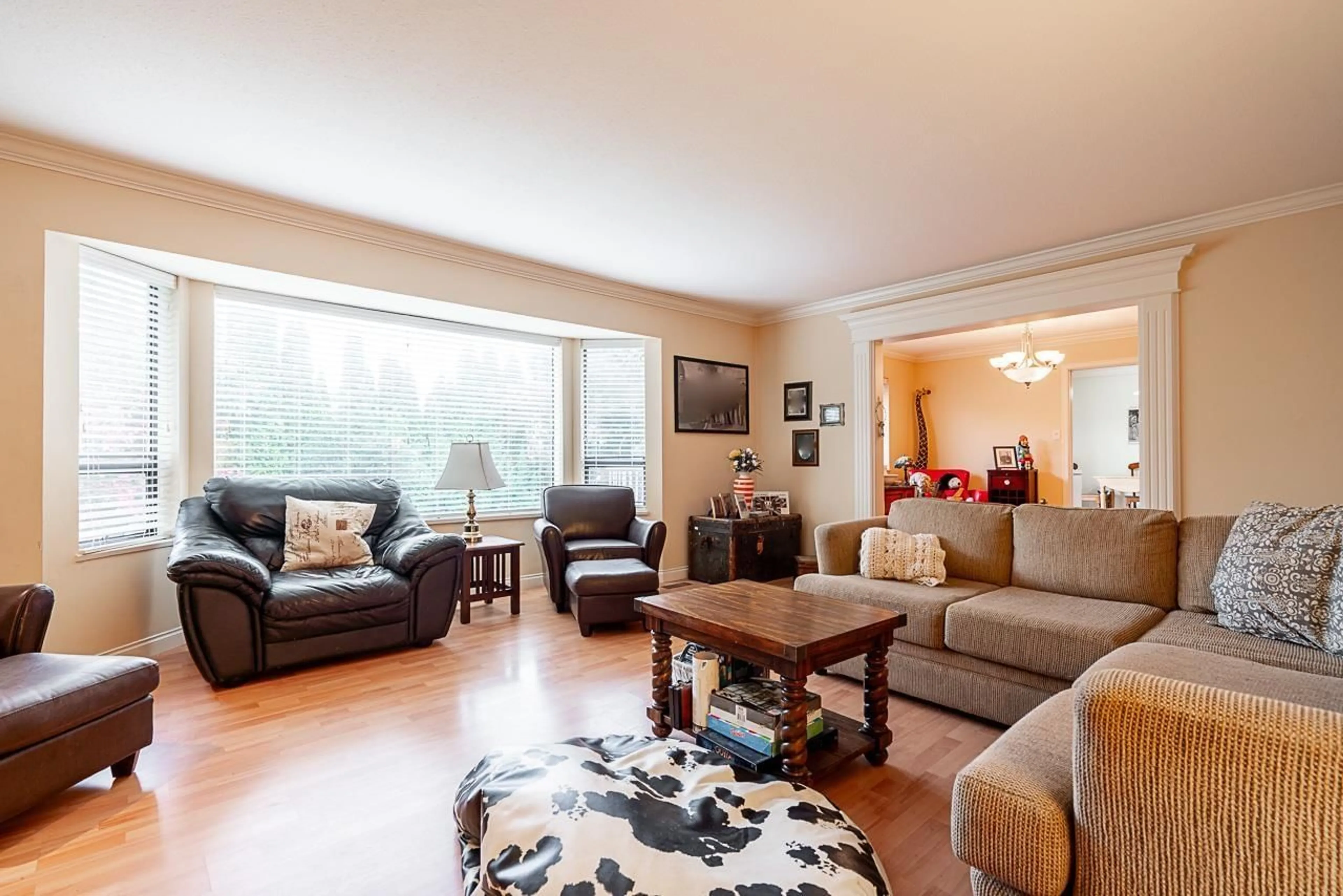 Living room with furniture, wood/laminate floor for 15576 BUENA VISTA, White Rock British Columbia V4B1Z2